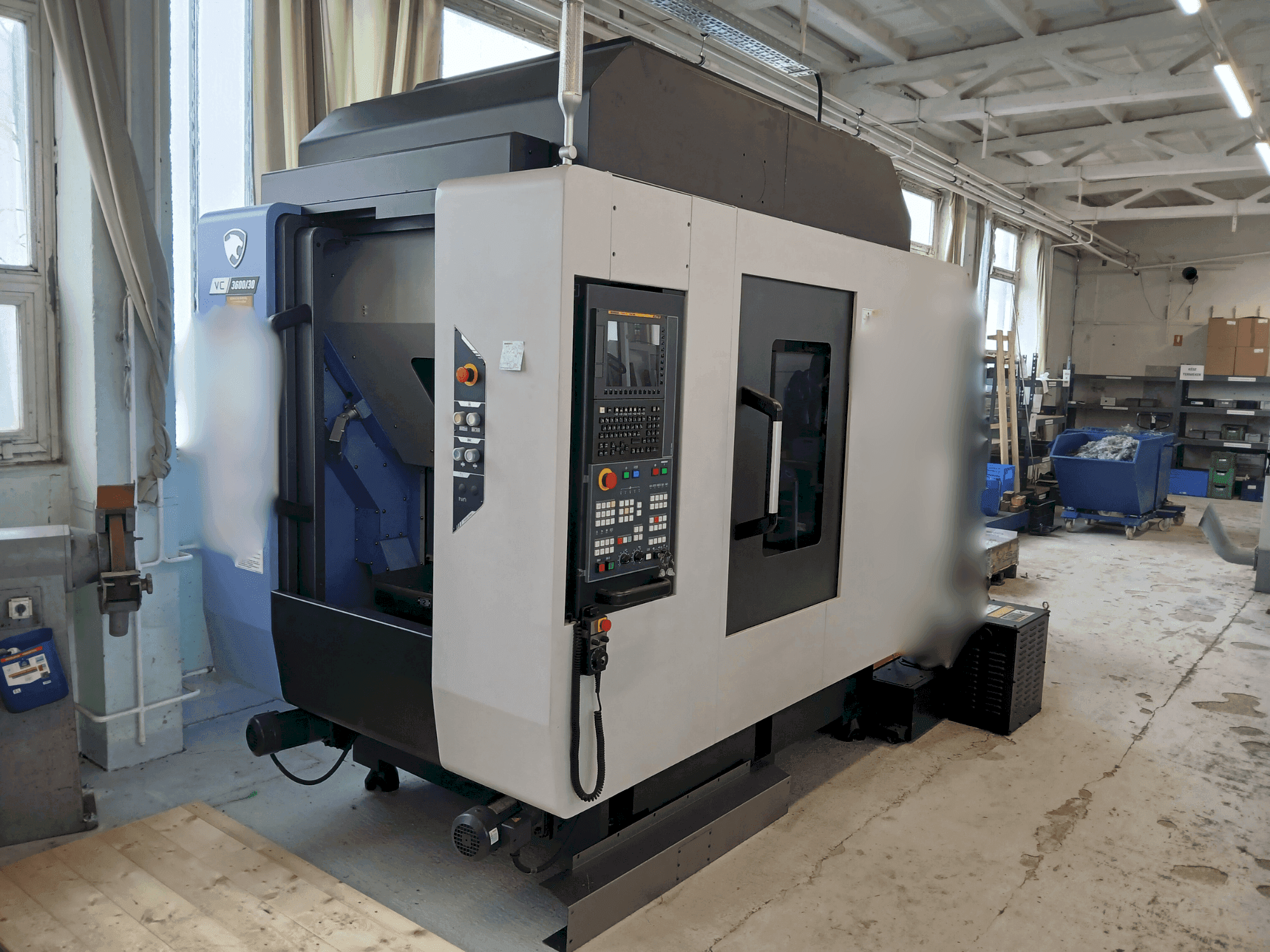 Vista frontal de la máquina DN SOLUTIONS VC 3600/30