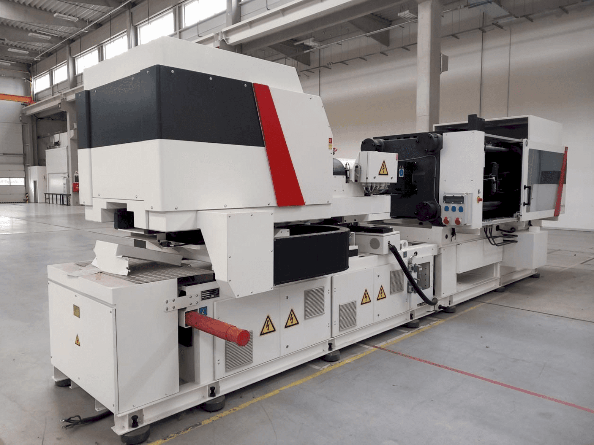 Vista frontal de la máquina Milacron Elektron Evo 350