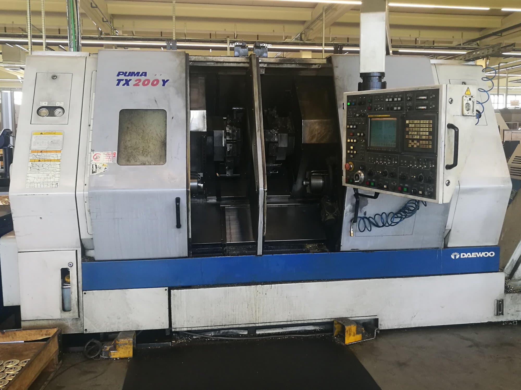 Vista frontal de la máquina DAEWOO PUMA TX20Y