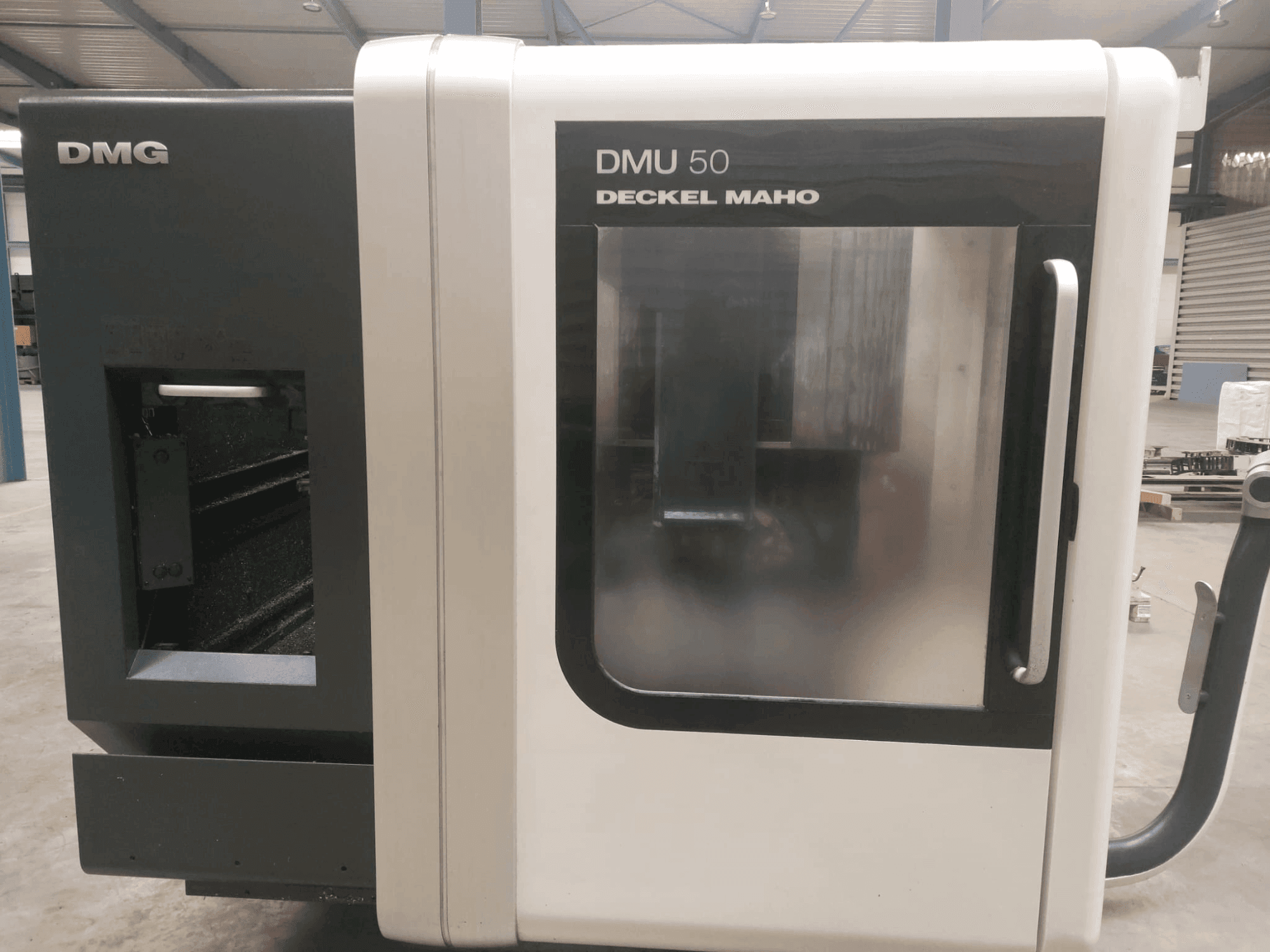 Vista frontal de la máquina DMG DECKEL MAHO DMU 50