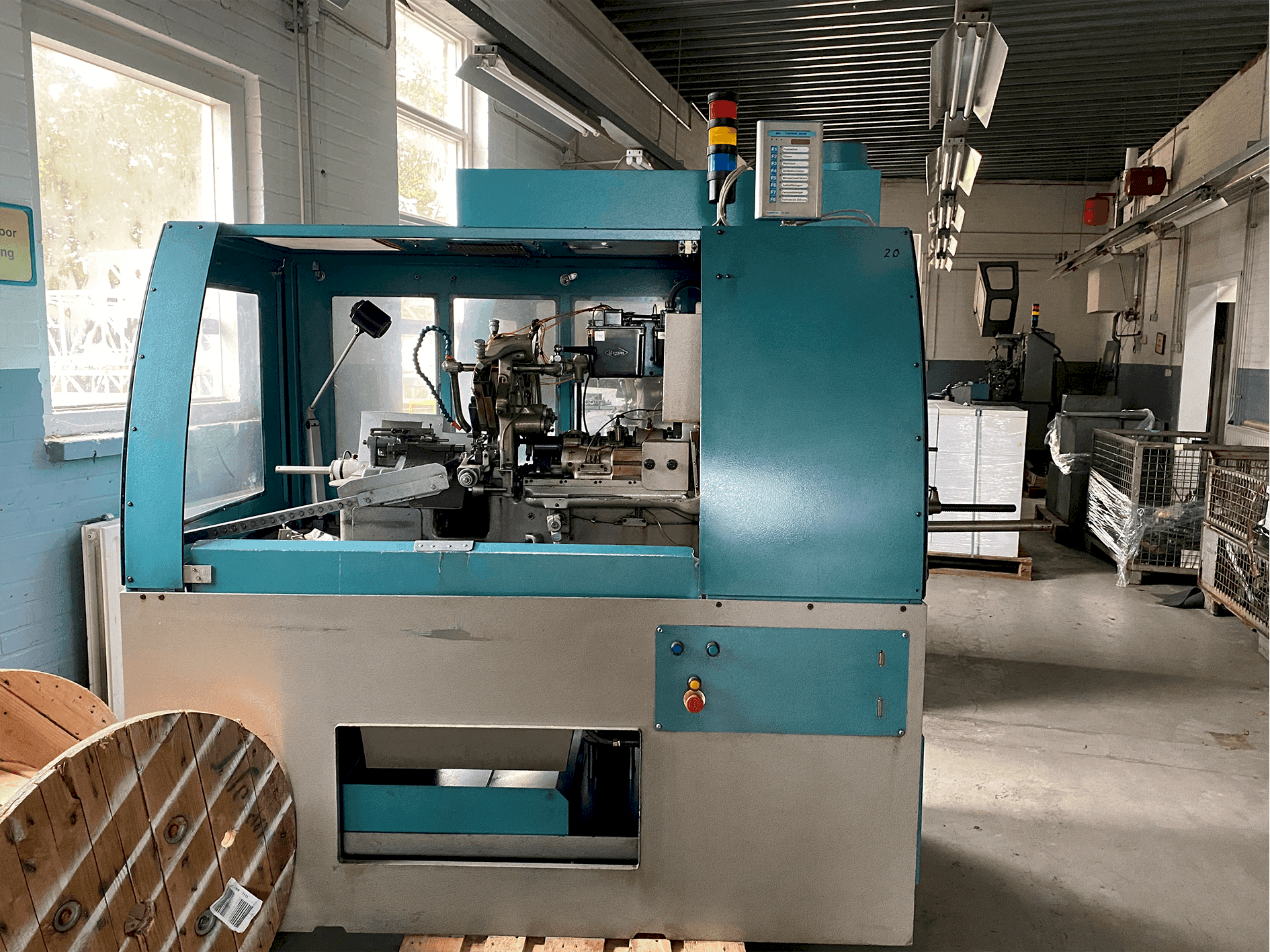 Vista frontal de la máquina Tornos-Bechler NAT-125 vario