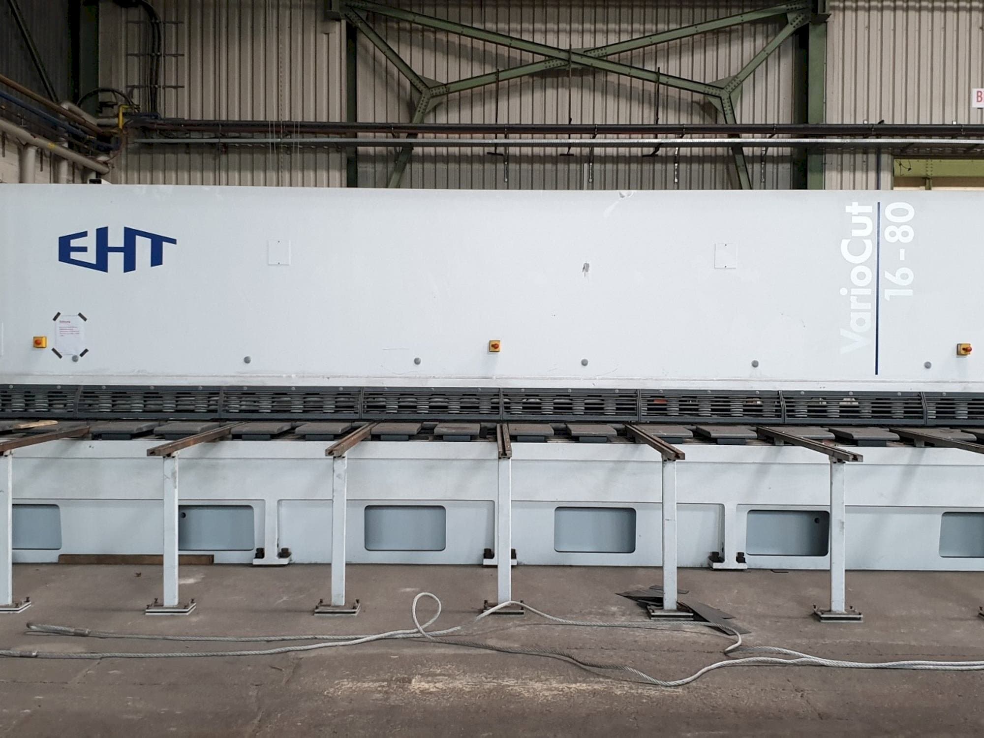 Vista frontal de la máquina EHT VarioCut 16-80