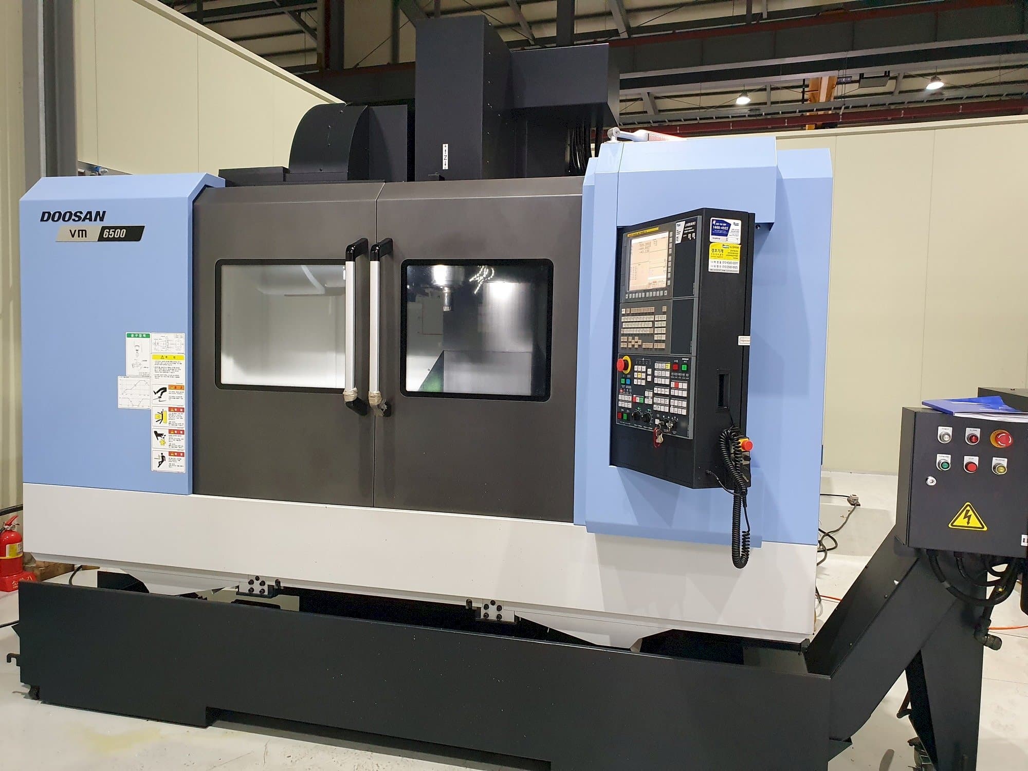 Vista frontal de la máquina Doosan VM6500