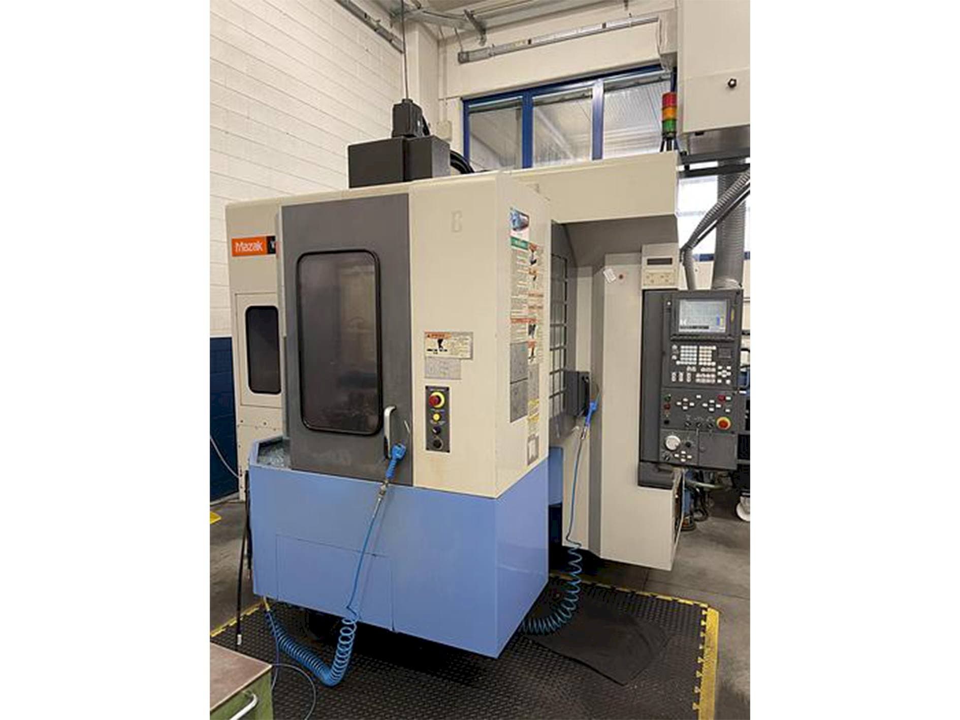 Vista frontal de la máquina Mazak Variaxis 500-5X