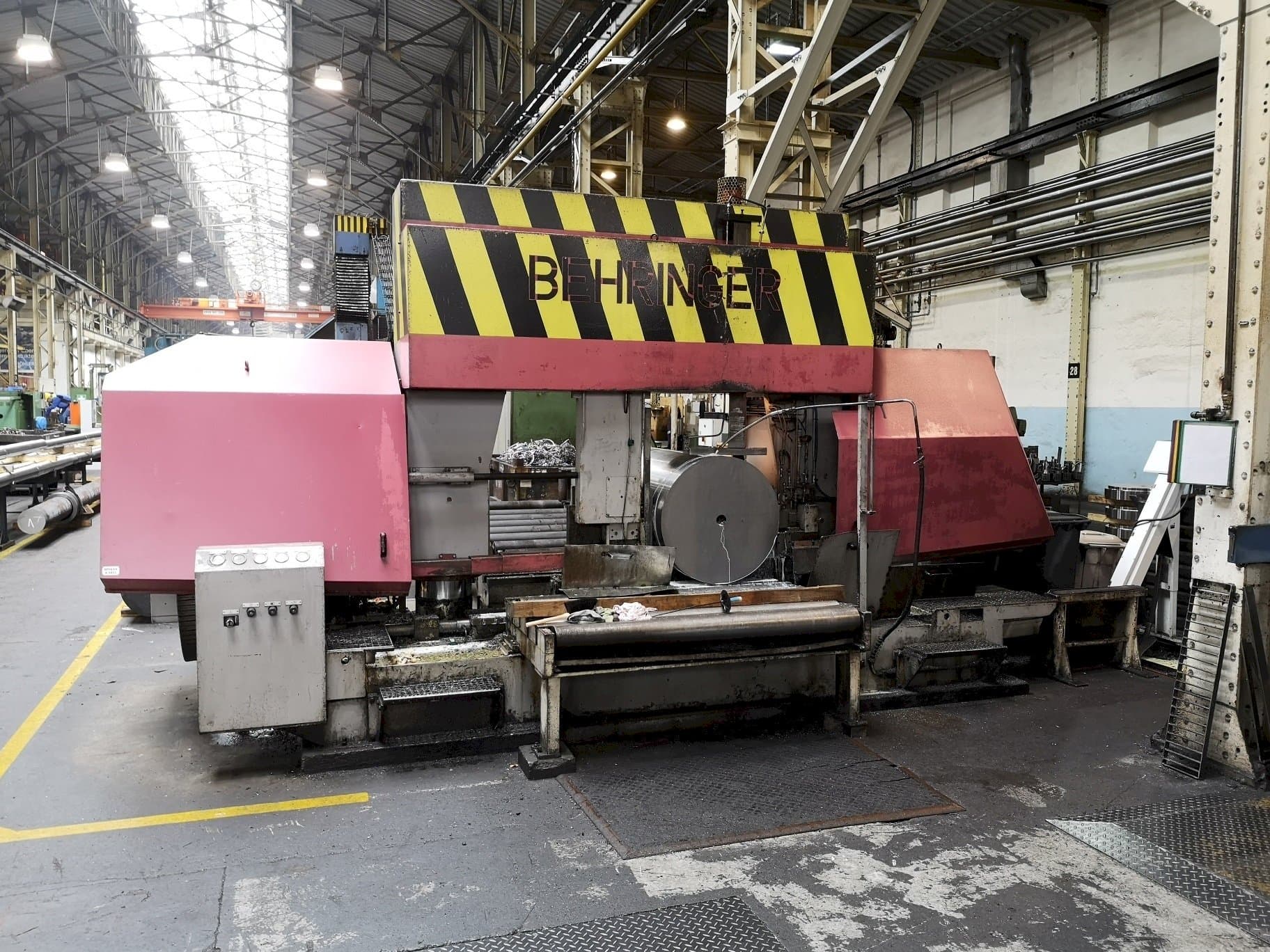 Vista frontal de la máquina Behringer HBP1080/1700 A/CNC