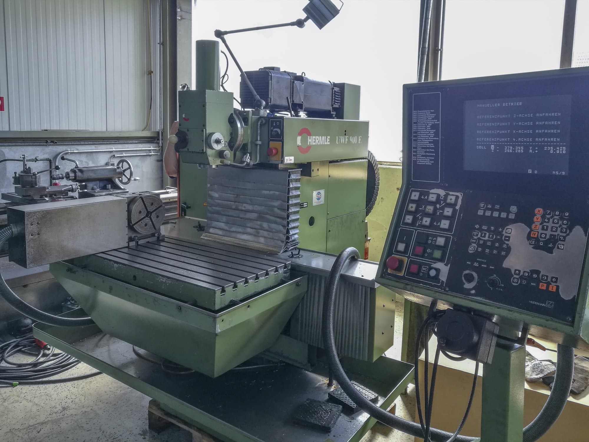 Vista derecha 1 de la máquina HERMLE UWF 900 E