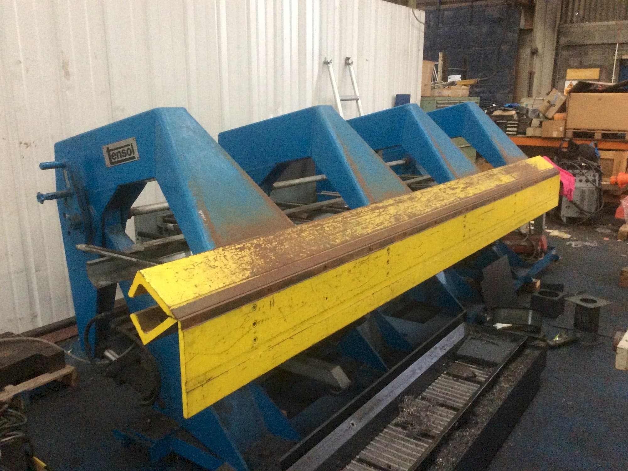 Vista frontal de la máquina Tensol P200-4