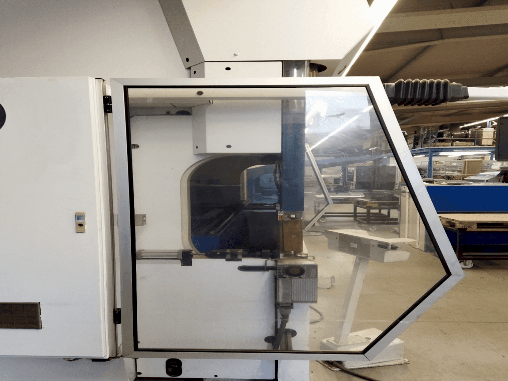 Vista frontal de la máquina TRUMPF TrumaBend V130
