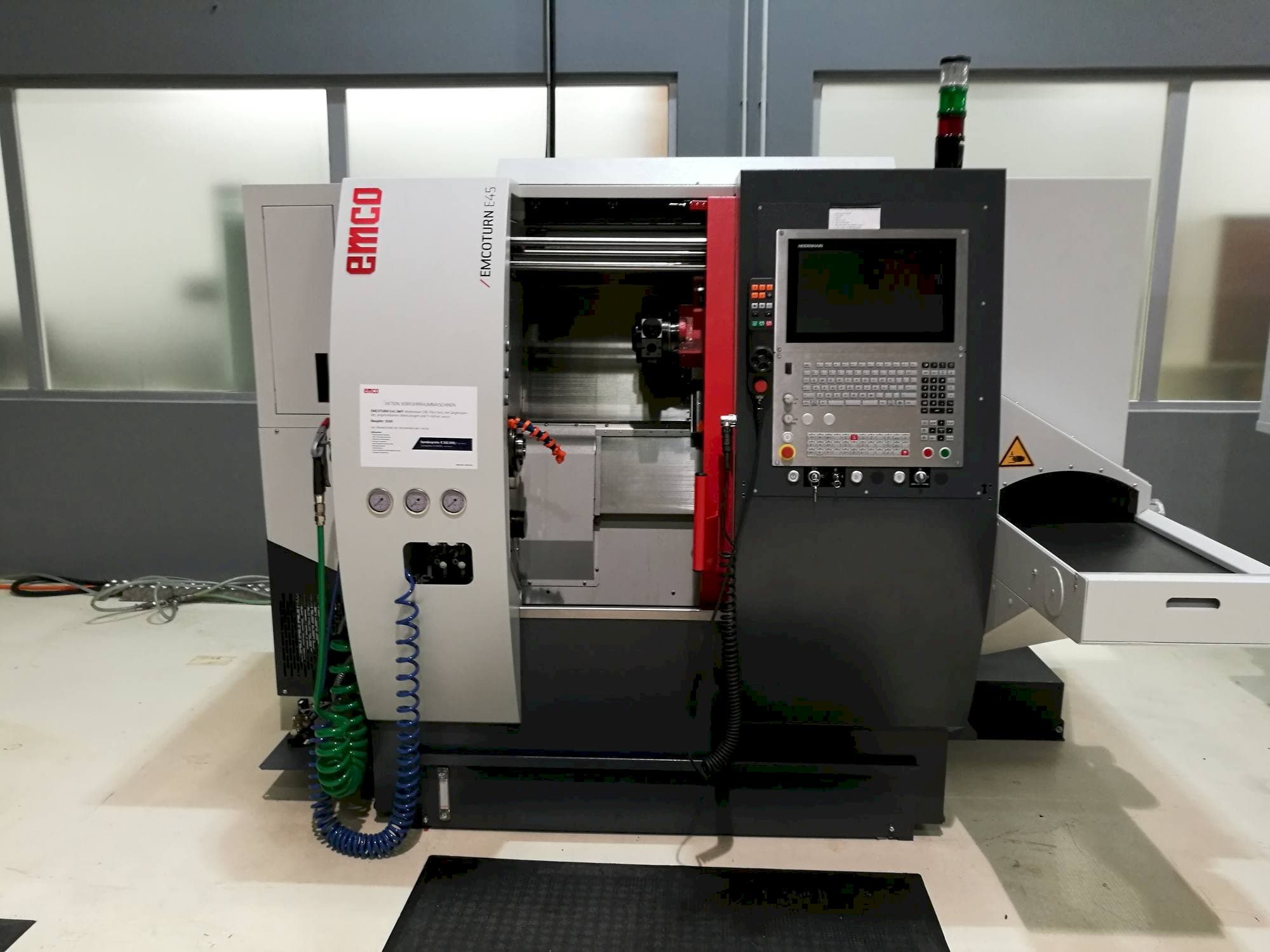 Vista frontal de la máquina EMCO E45 SMY