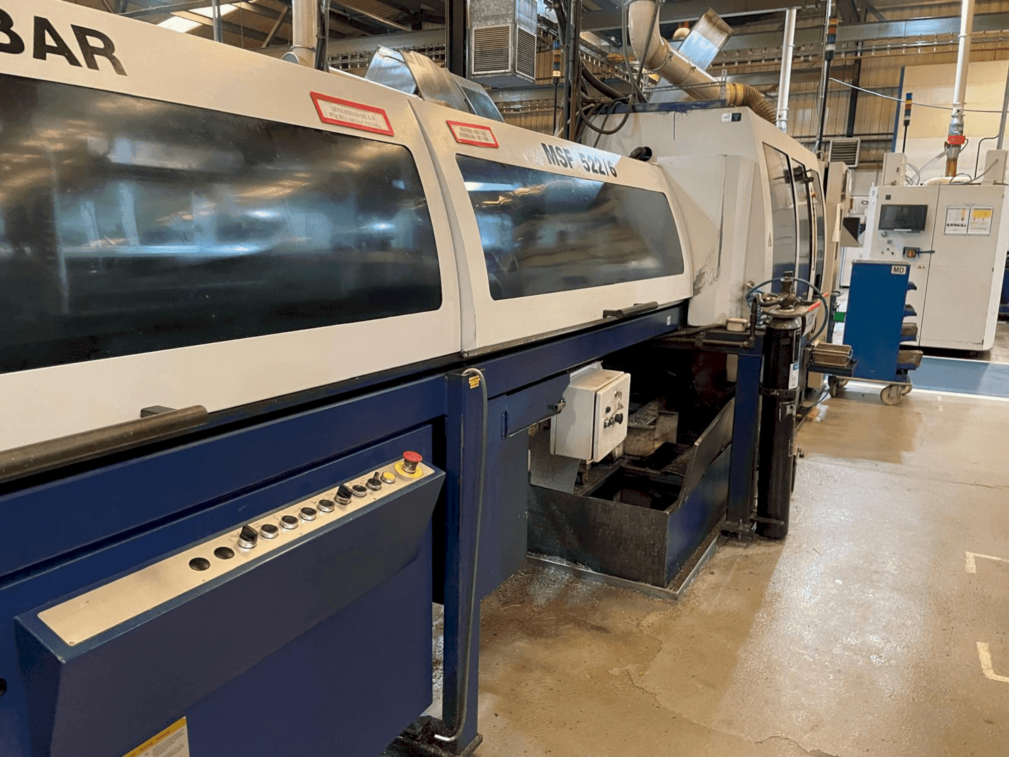 Vista frontal de la máquina Tornos-Bechler MultiDeco 26-6 (2000)