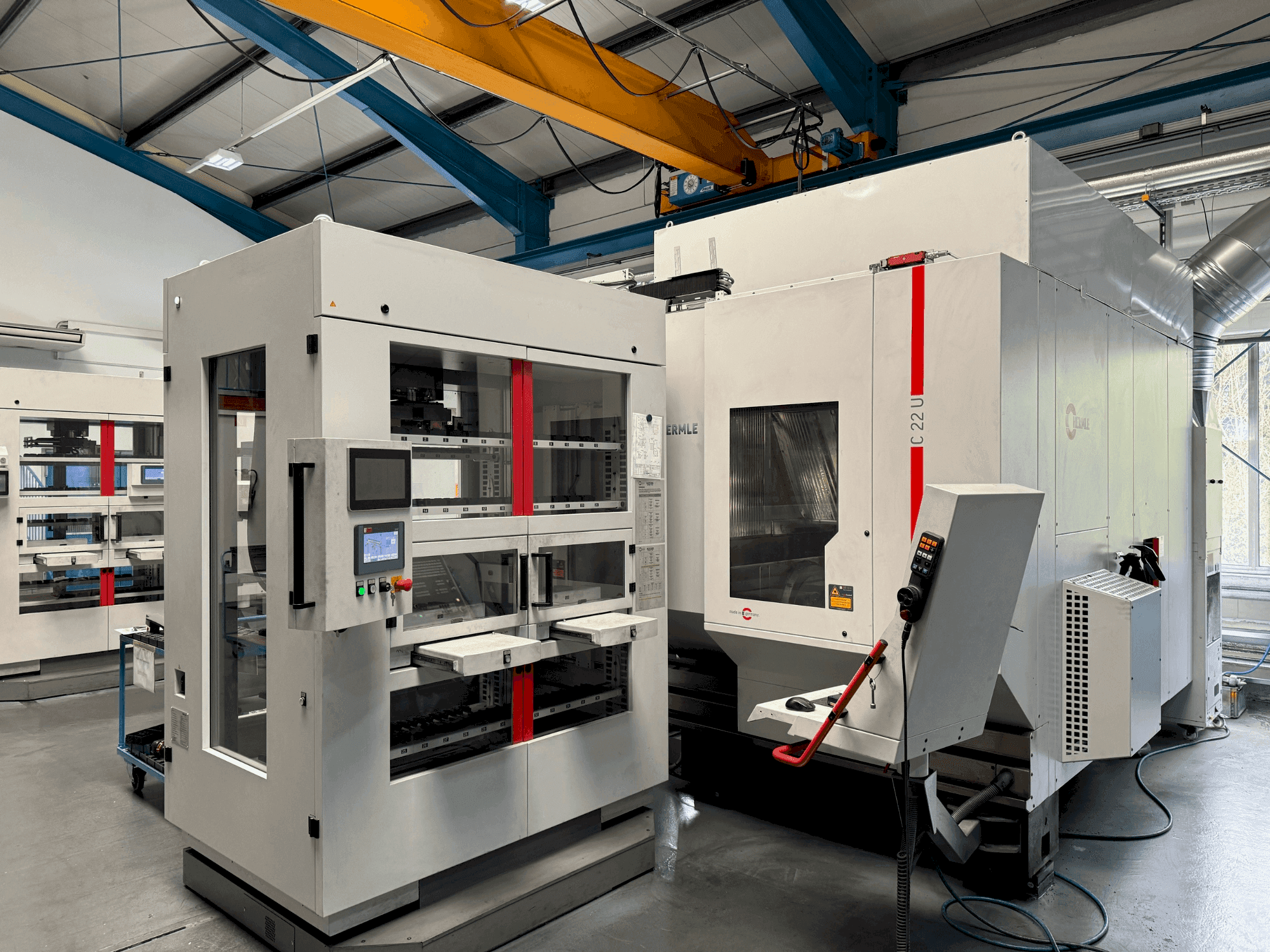Vista frontal de la máquina HERMLE C22 with handling system IH30  (2017)