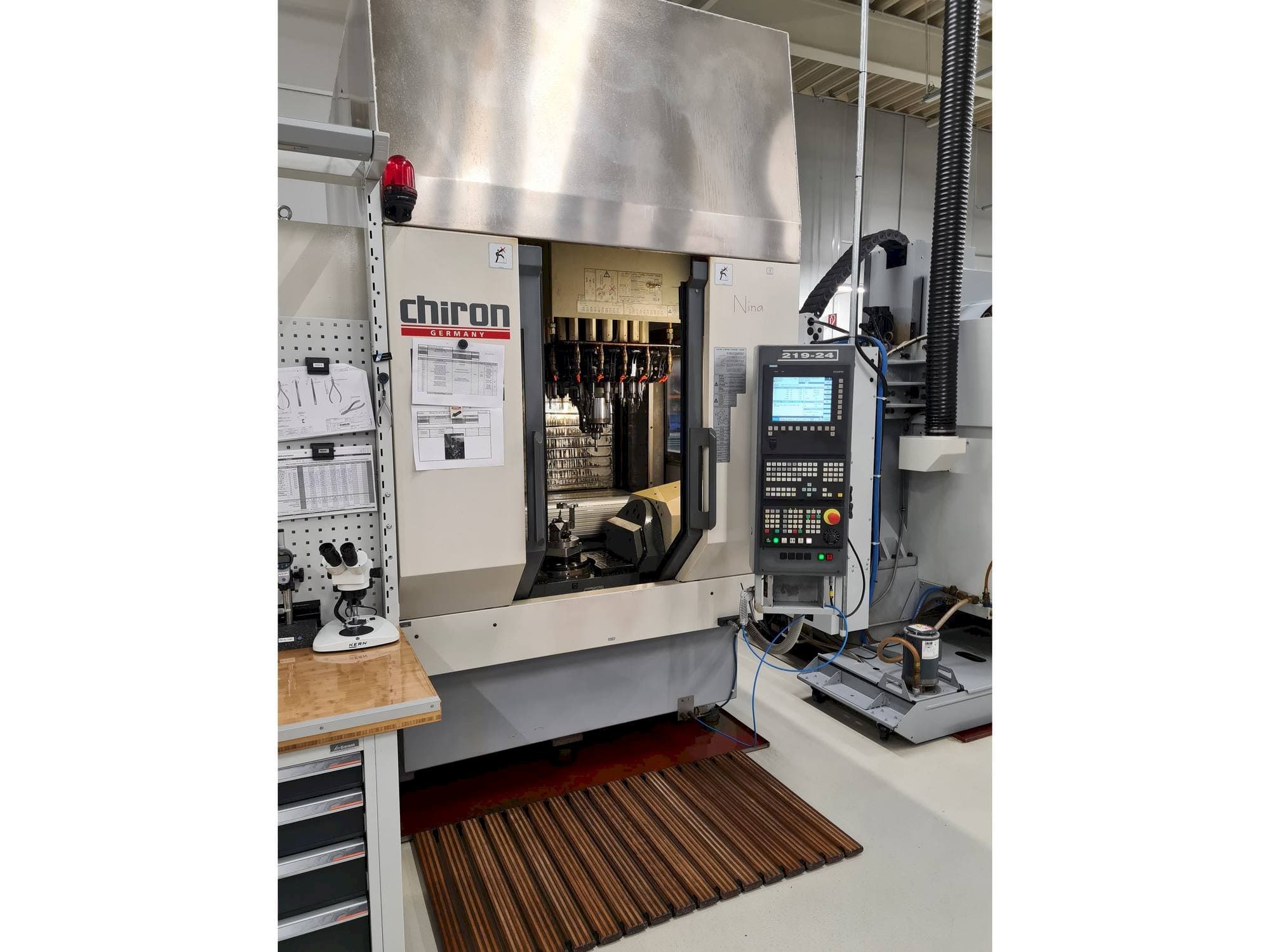 Vista frontal de la máquina CHIRON FZ 15 S