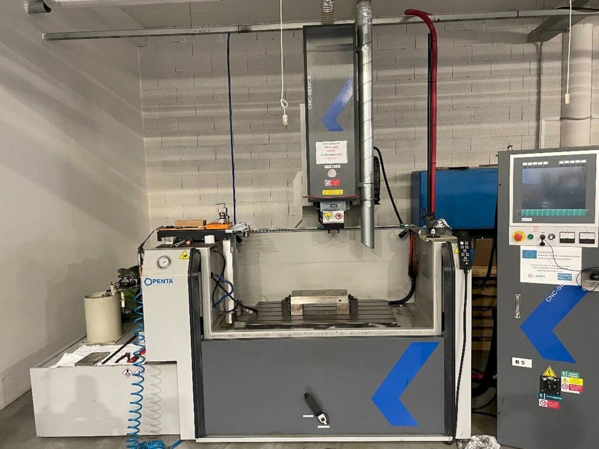 Vista frontal de la máquina PENTA 650G CNC