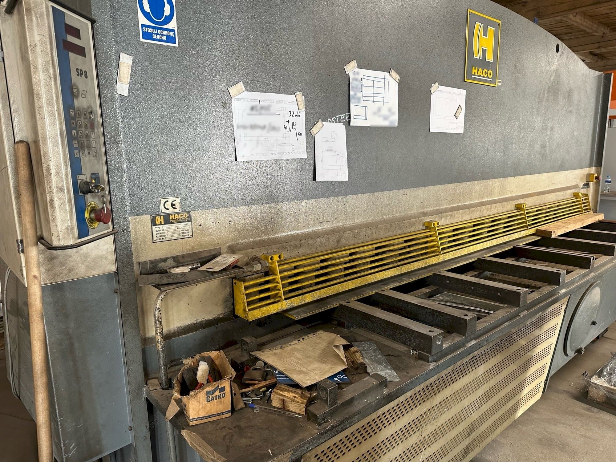 Vista frontal de la máquina HACO TS 3012