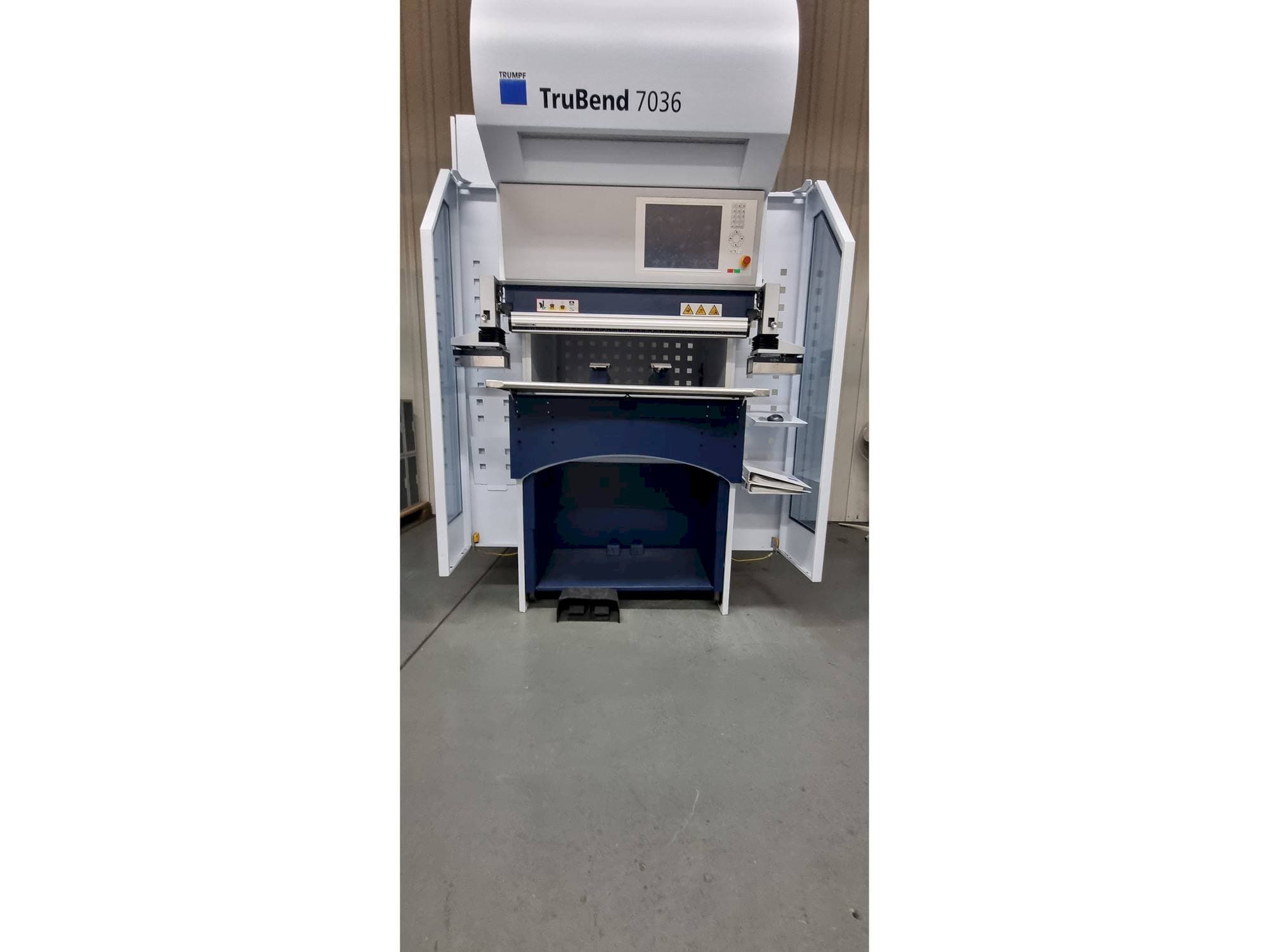 Vista frontal de la máquina TRUMPF TruBend 7036