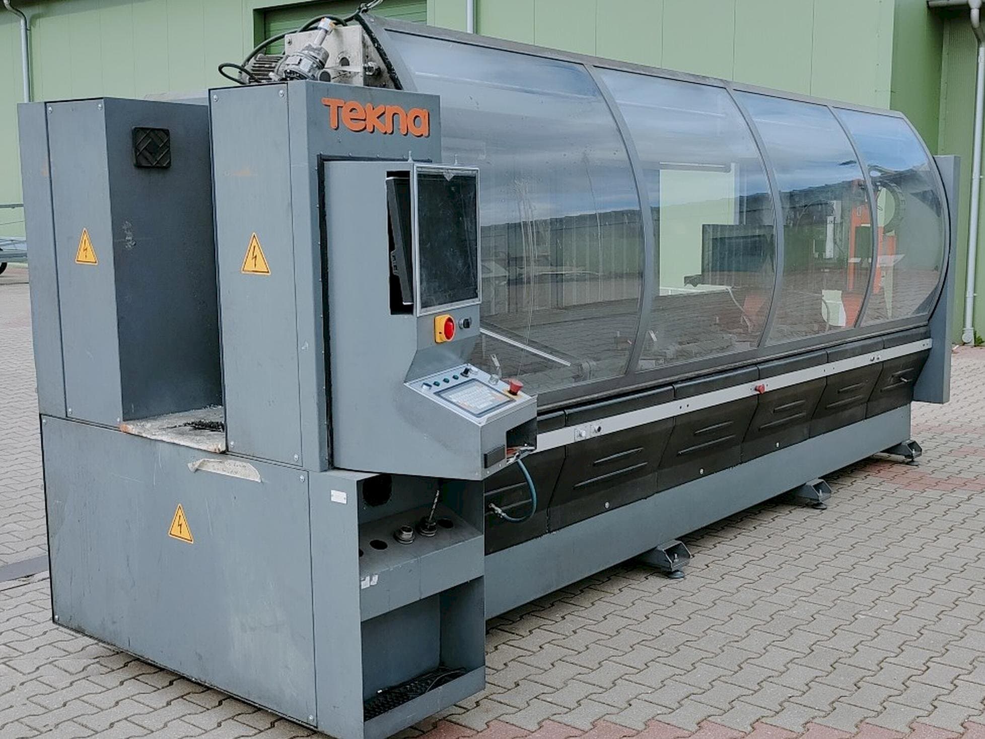 Vista frontal de la máquina Tekna TK427-3