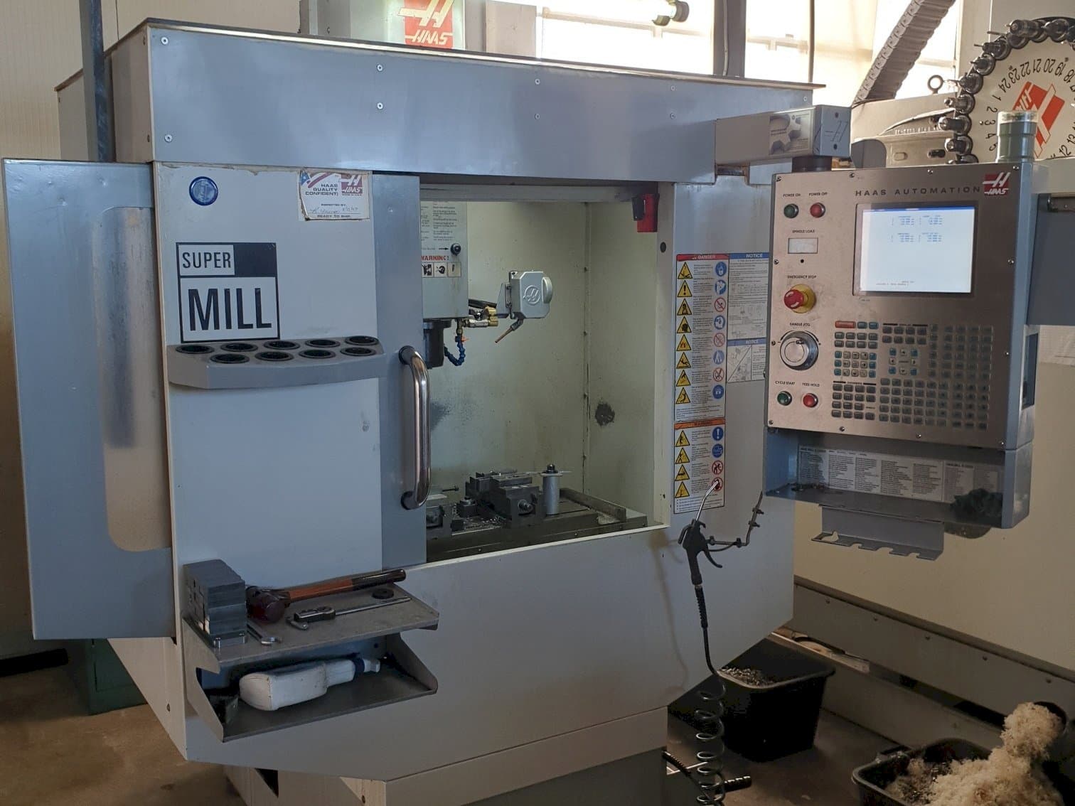 Vista frontal de la máquina HAAS SUPER MINI MILL
