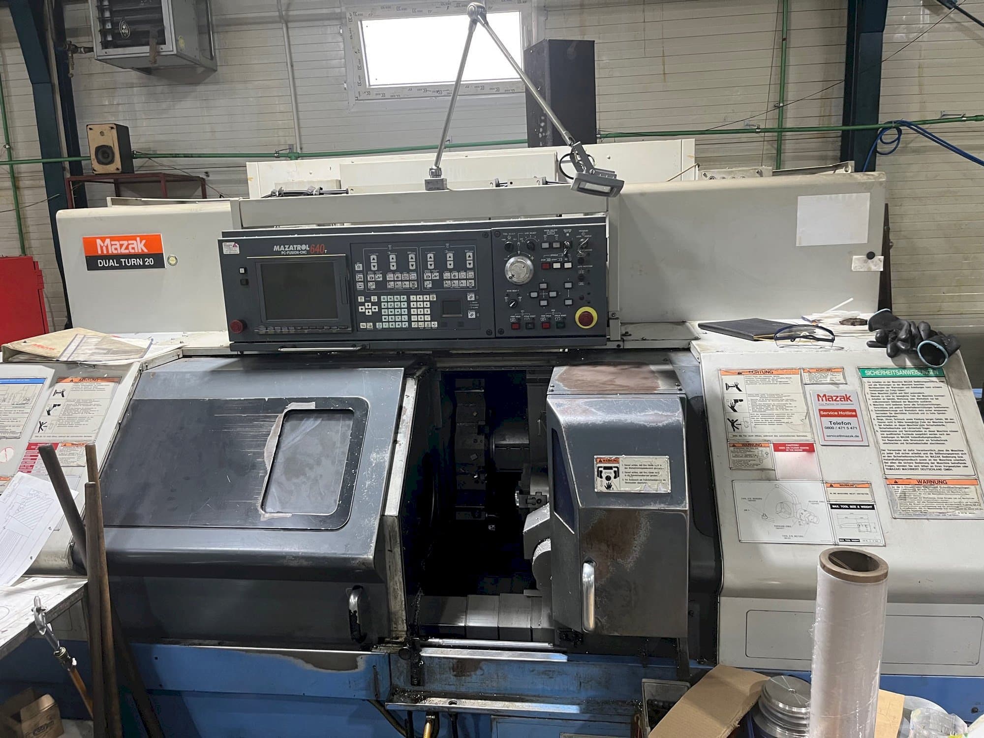 Vista frontal de la máquina Mazak Dual Turn 20