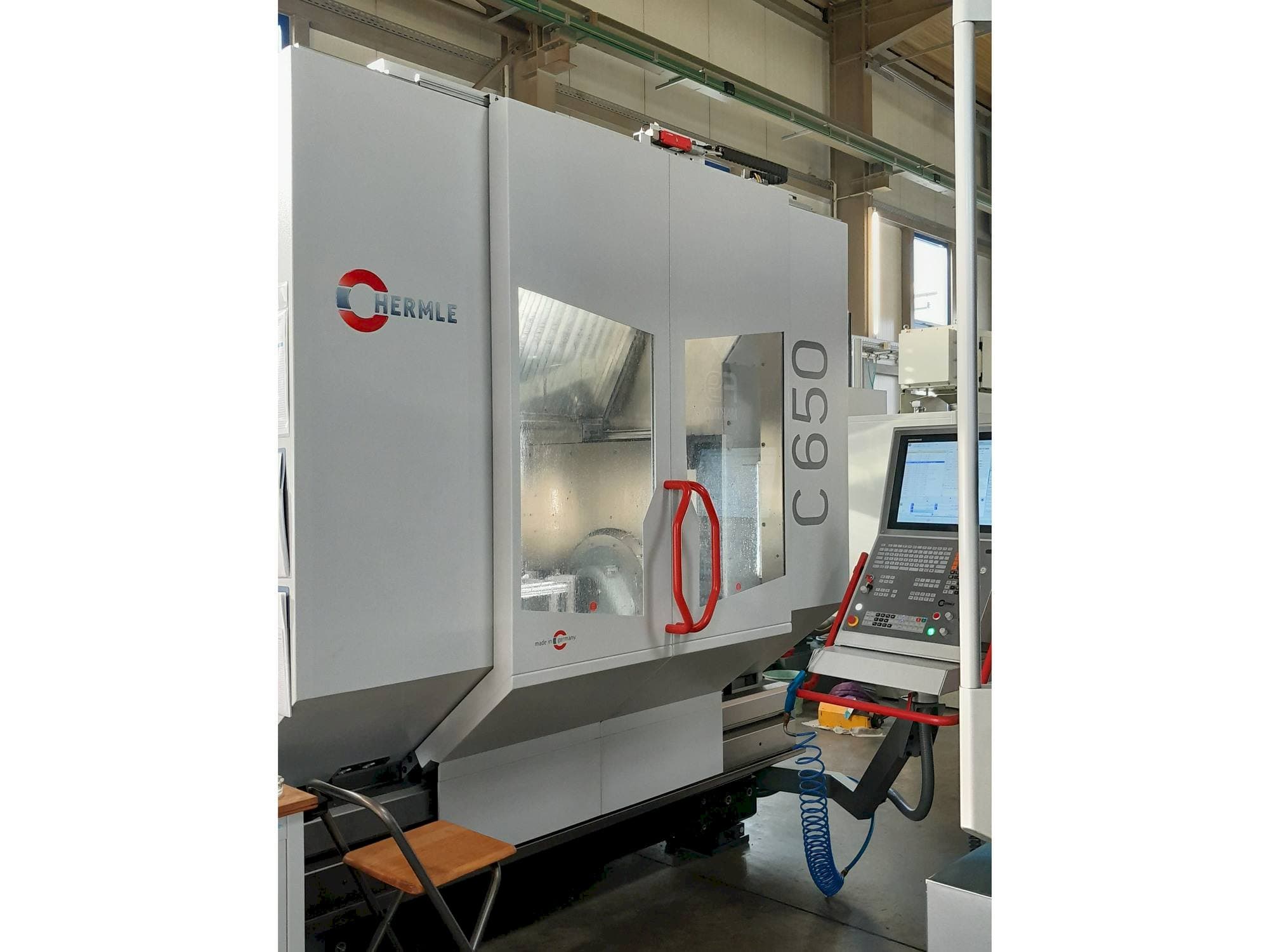 Vista frontal de la máquina HERMLE C650 U