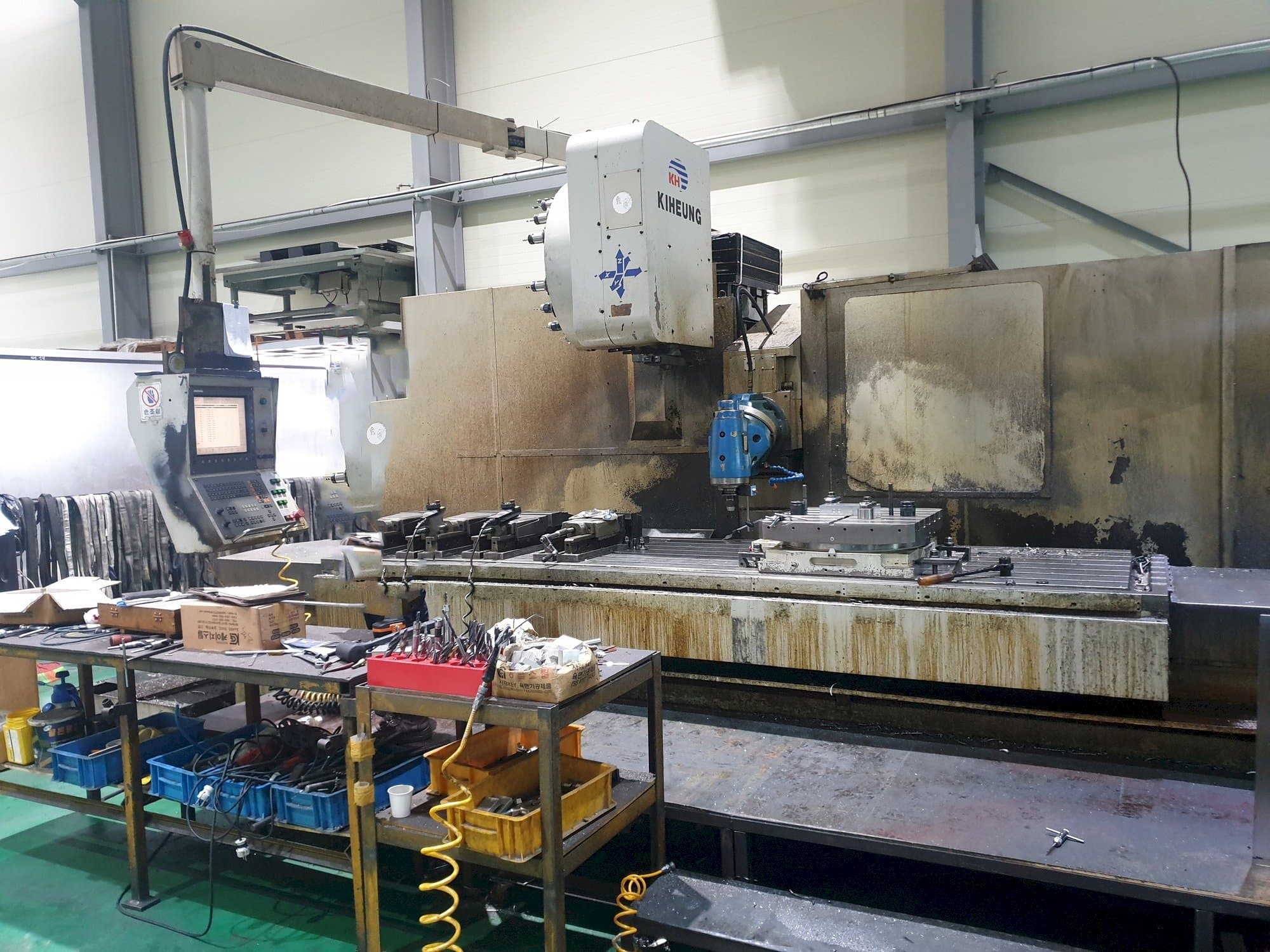 Vista frontal de la máquina KIHEUNG KNC-U1000