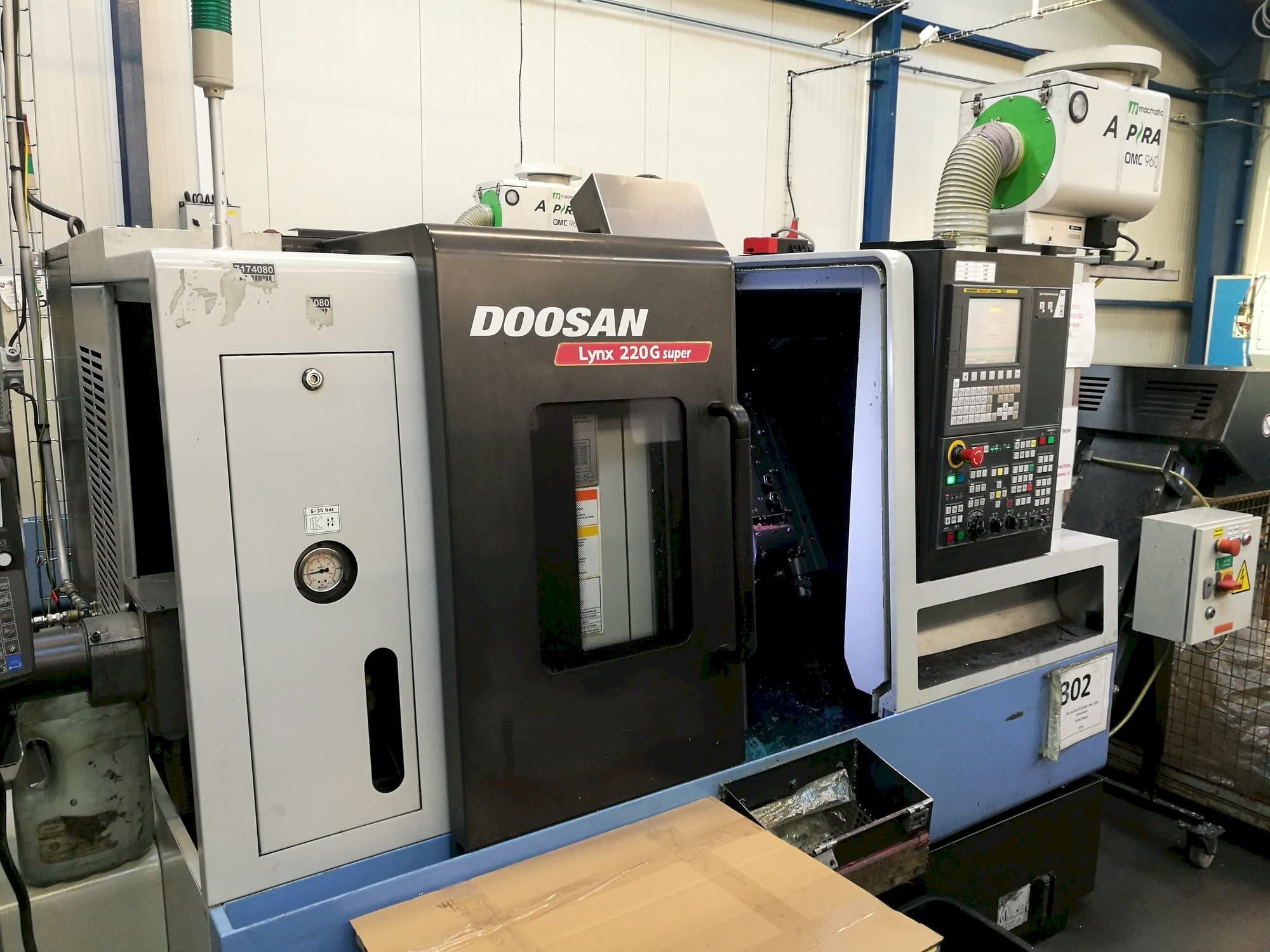 Vista frontal de la máquina Doosan Lynx 220GA
