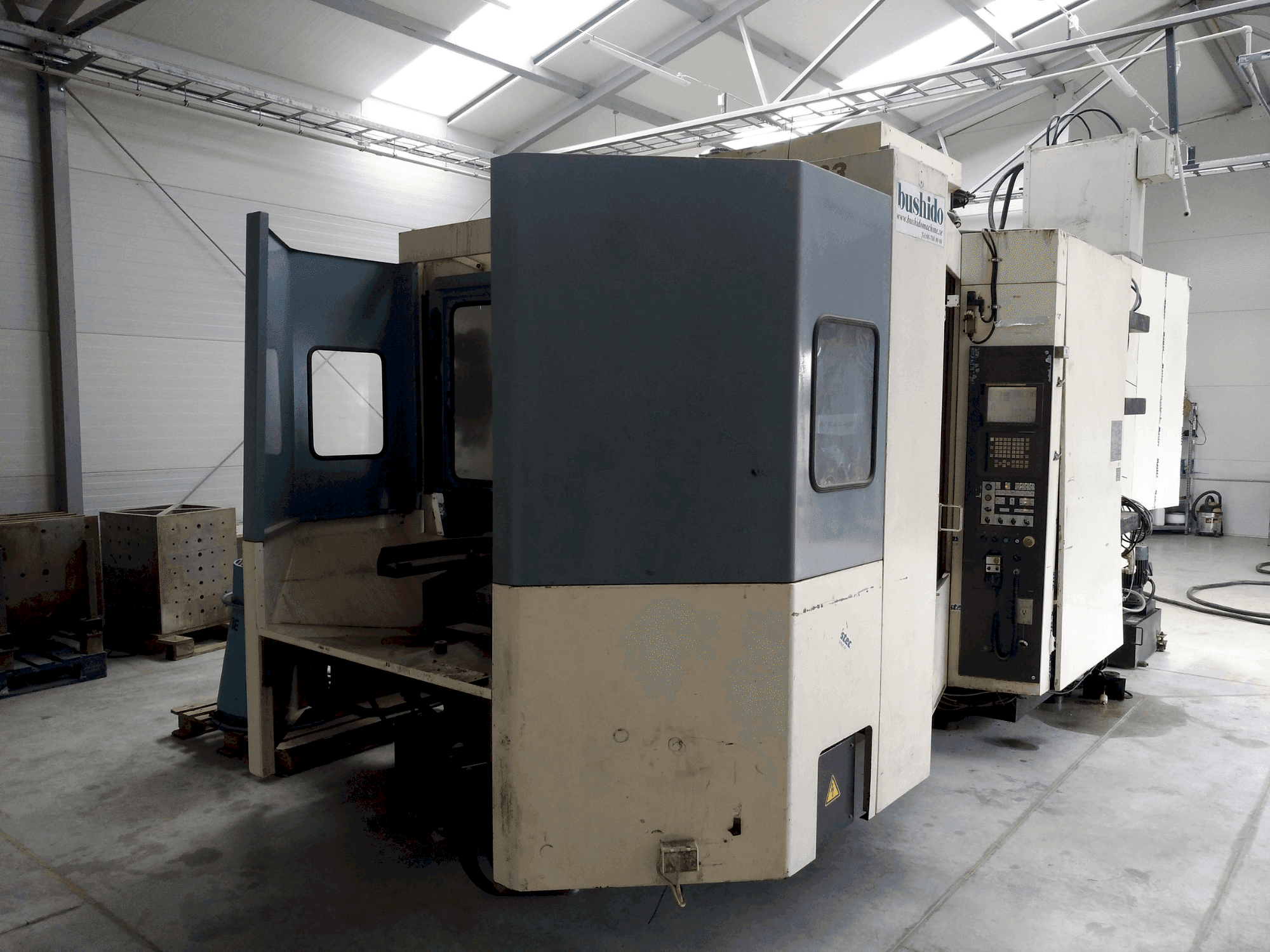 Vista frontal de la máquina Niigata SPN63