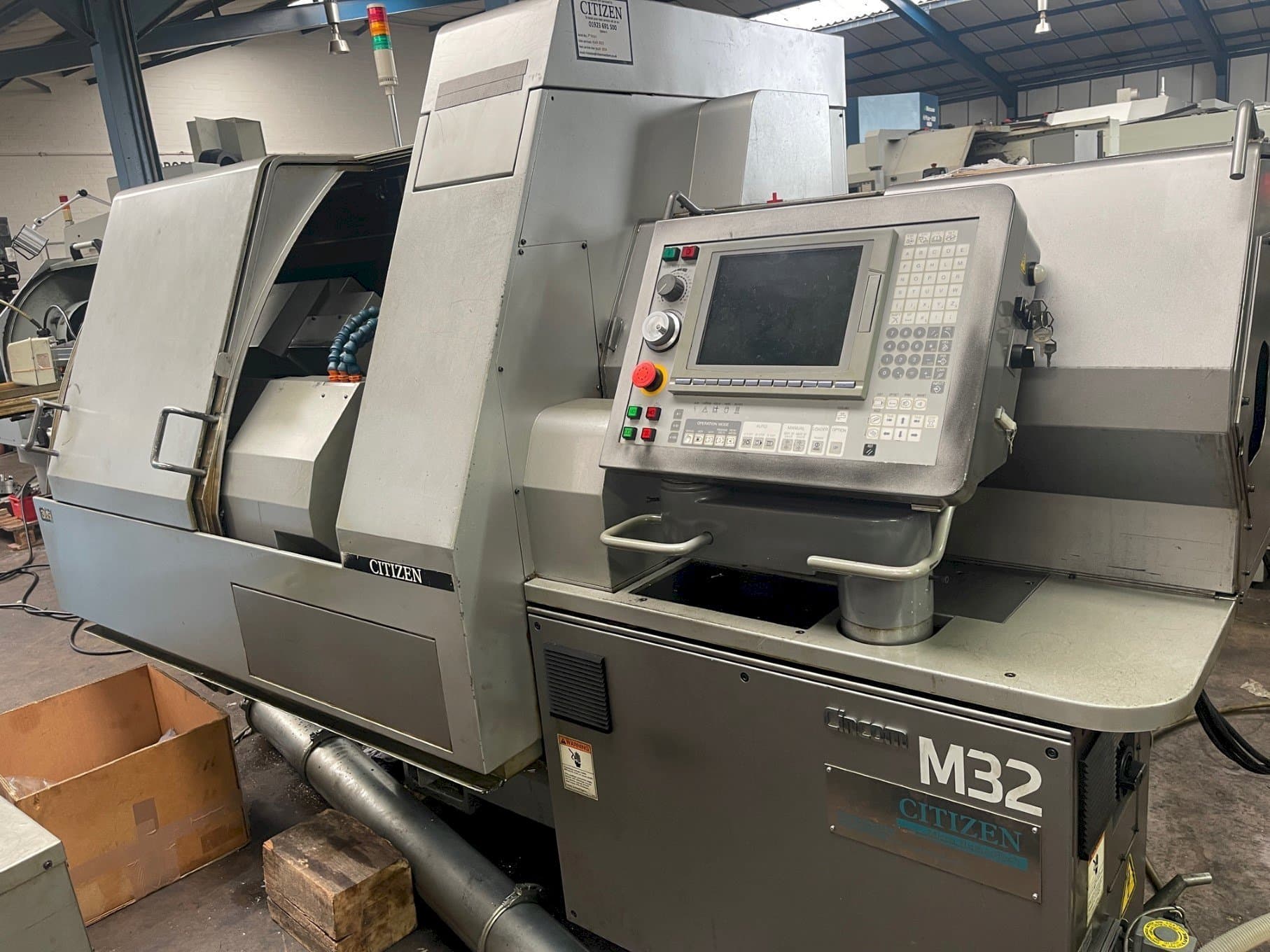 Vista frontal de la máquina Citizen M-32V