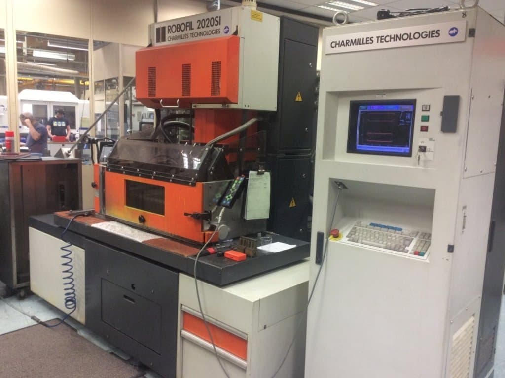 Vista frontal de la máquina CHARMILLES Robofil 2020 SI