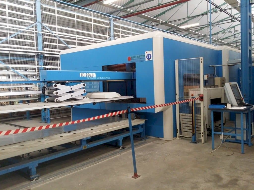 Vista frontal de la máquina Finn-Power SB8