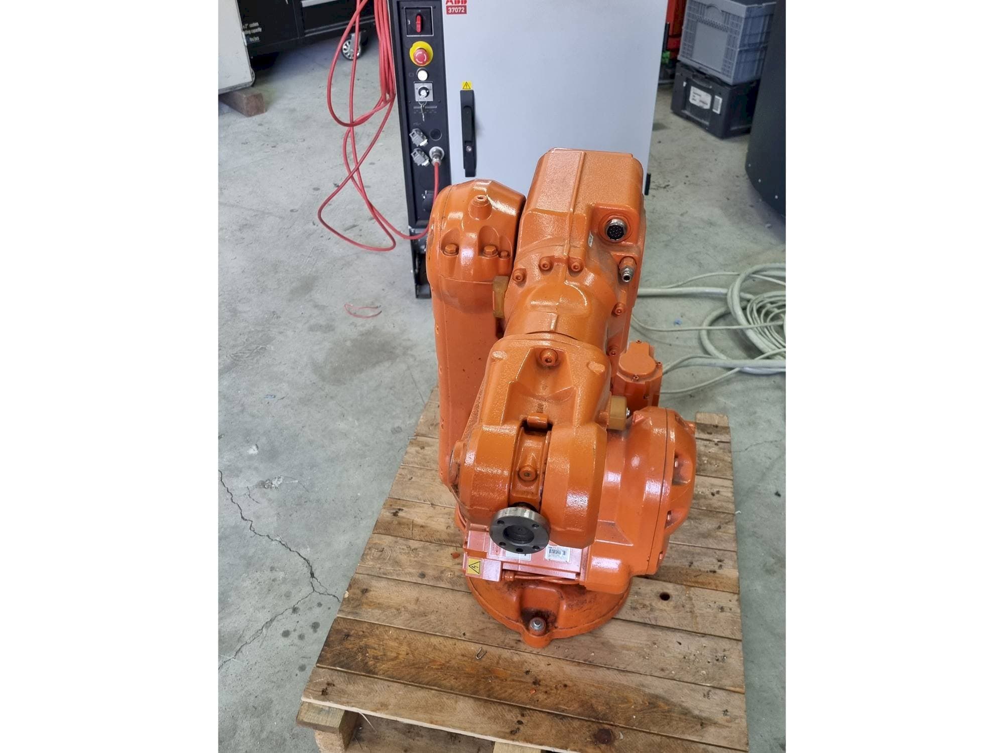 Vista frontal de la máquina ABB IRB140 - IRC5