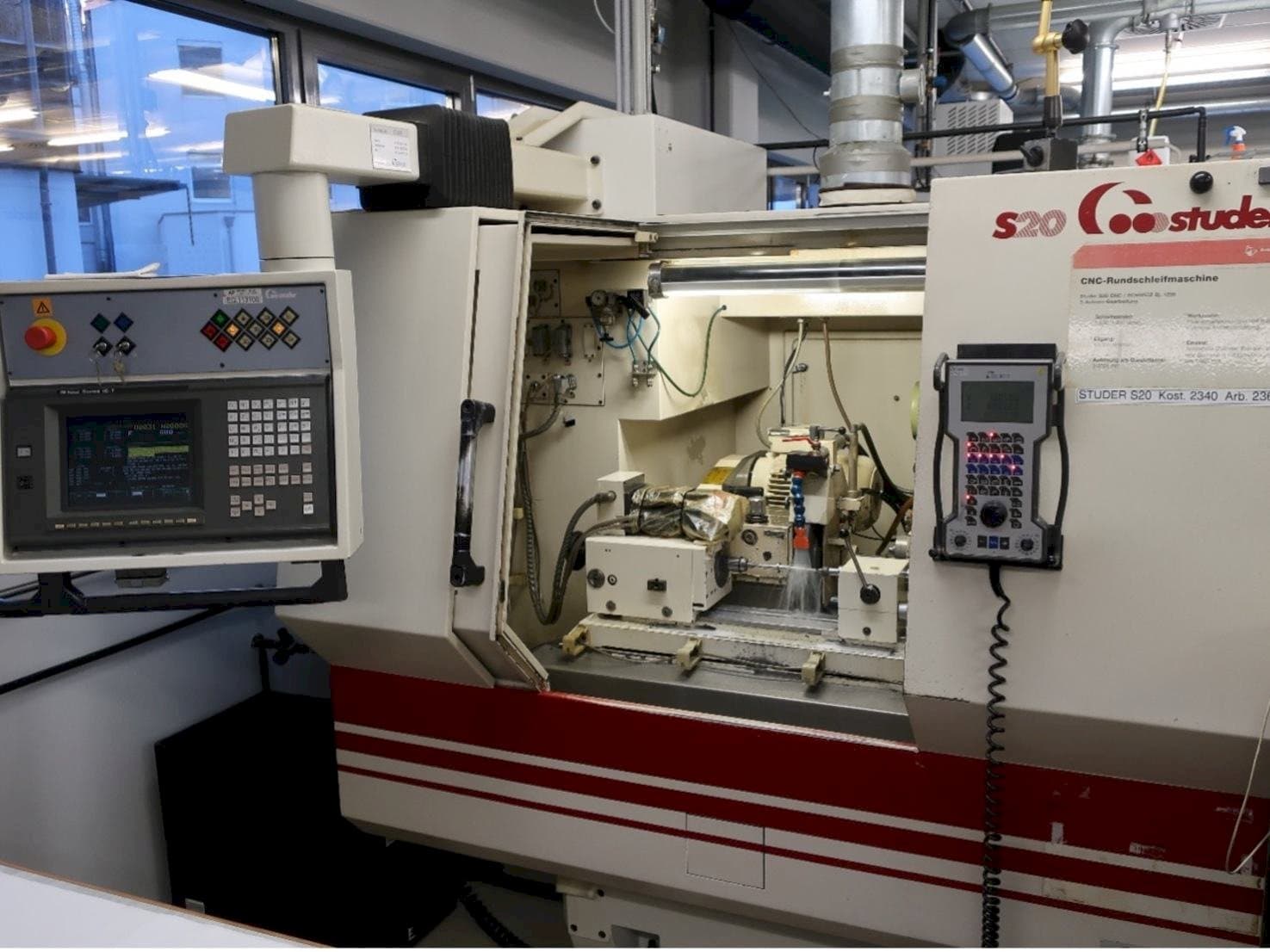 Vista frontal de la máquina STUDER  S20-CNC