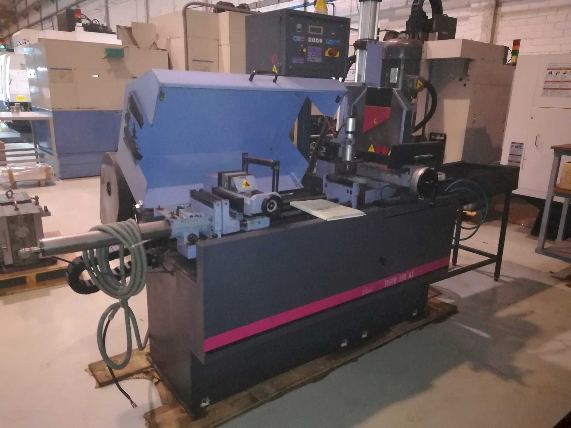 Vista frontal de la máquina MEP TIGER 350 AX