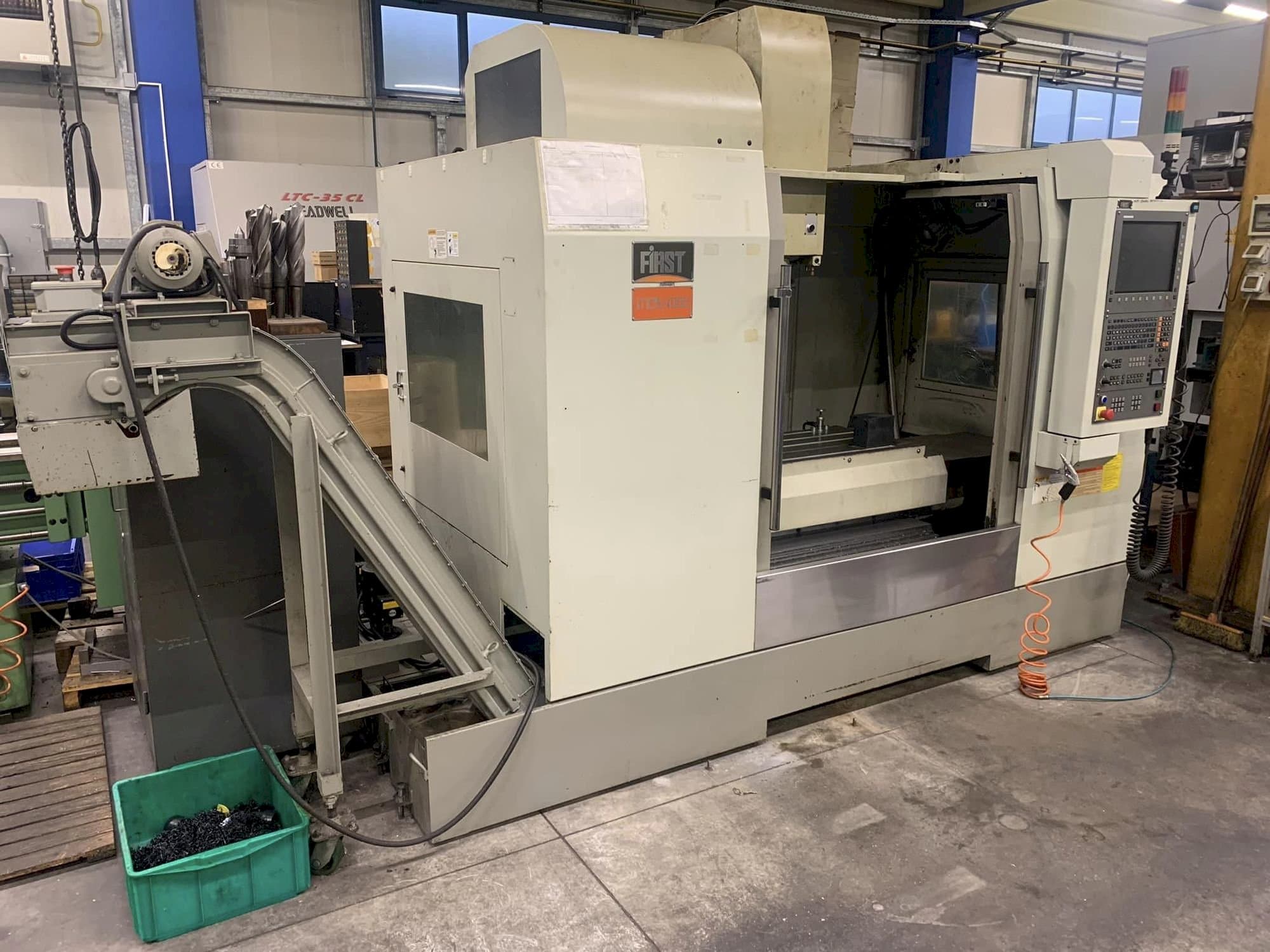 Vista frontal de la máquina FIRST MCV 1000