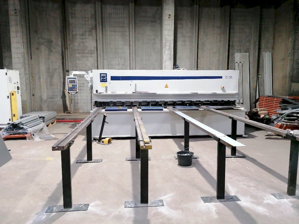 Vista frontal de la máquina MVD B06-4000