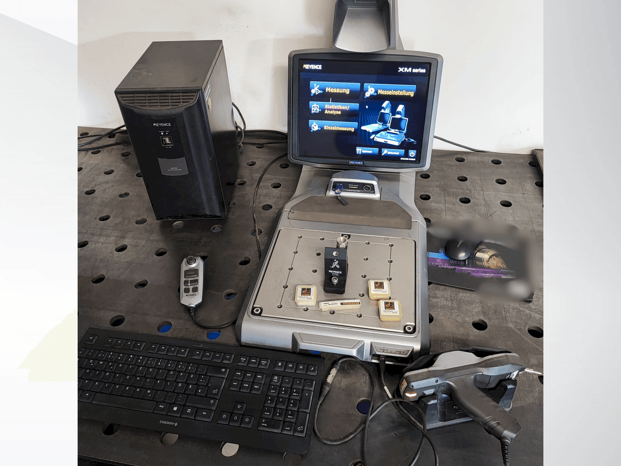 Vista frontal de la máquina KEYENCE XM-1000