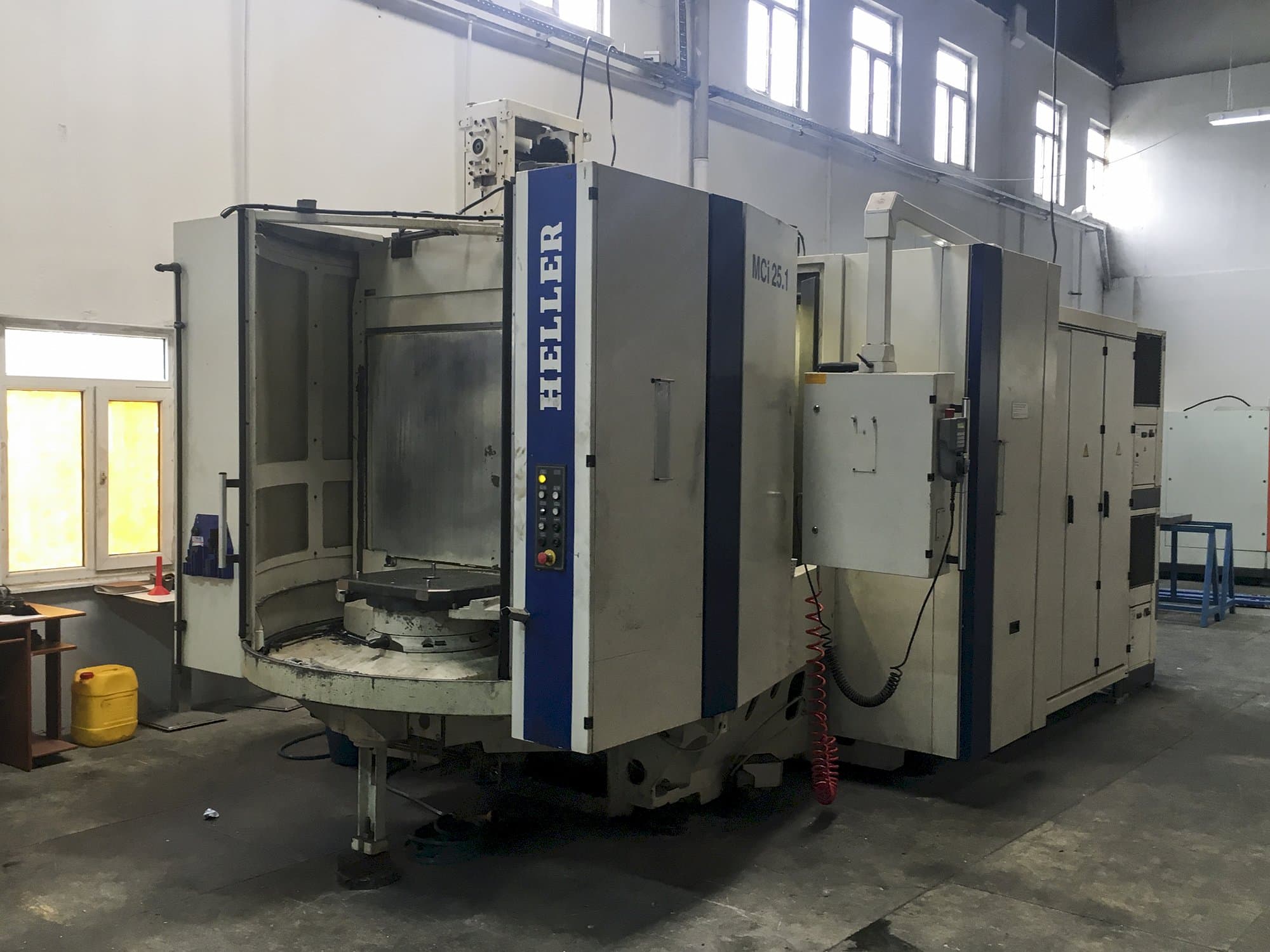 Vista izquierda de la máquina HELLER MCi 25