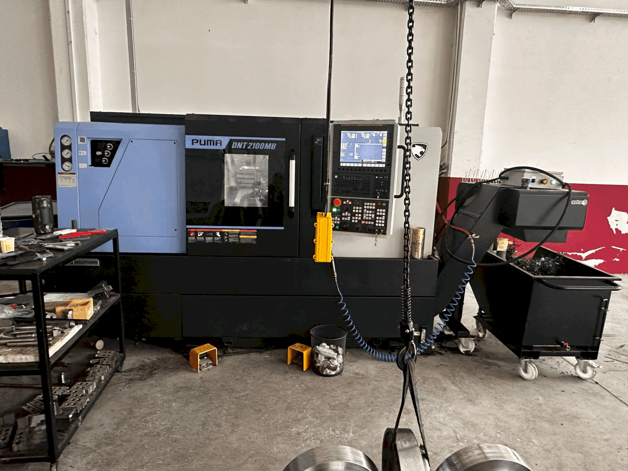 Vista frontal de la máquina DN SOLUTIONS Puma DNT2100MB