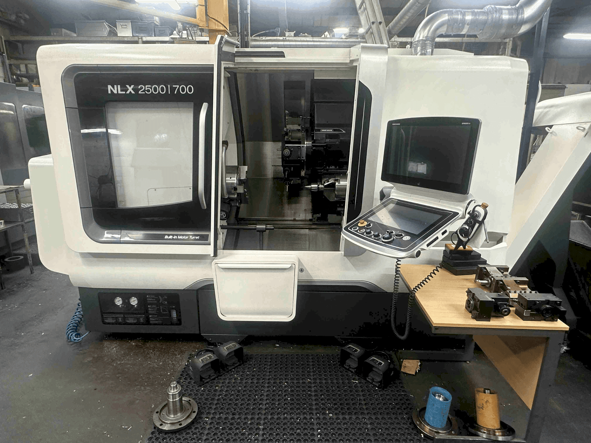 Vista frontal de la máquina DMG MORI NLX2500SY/700
