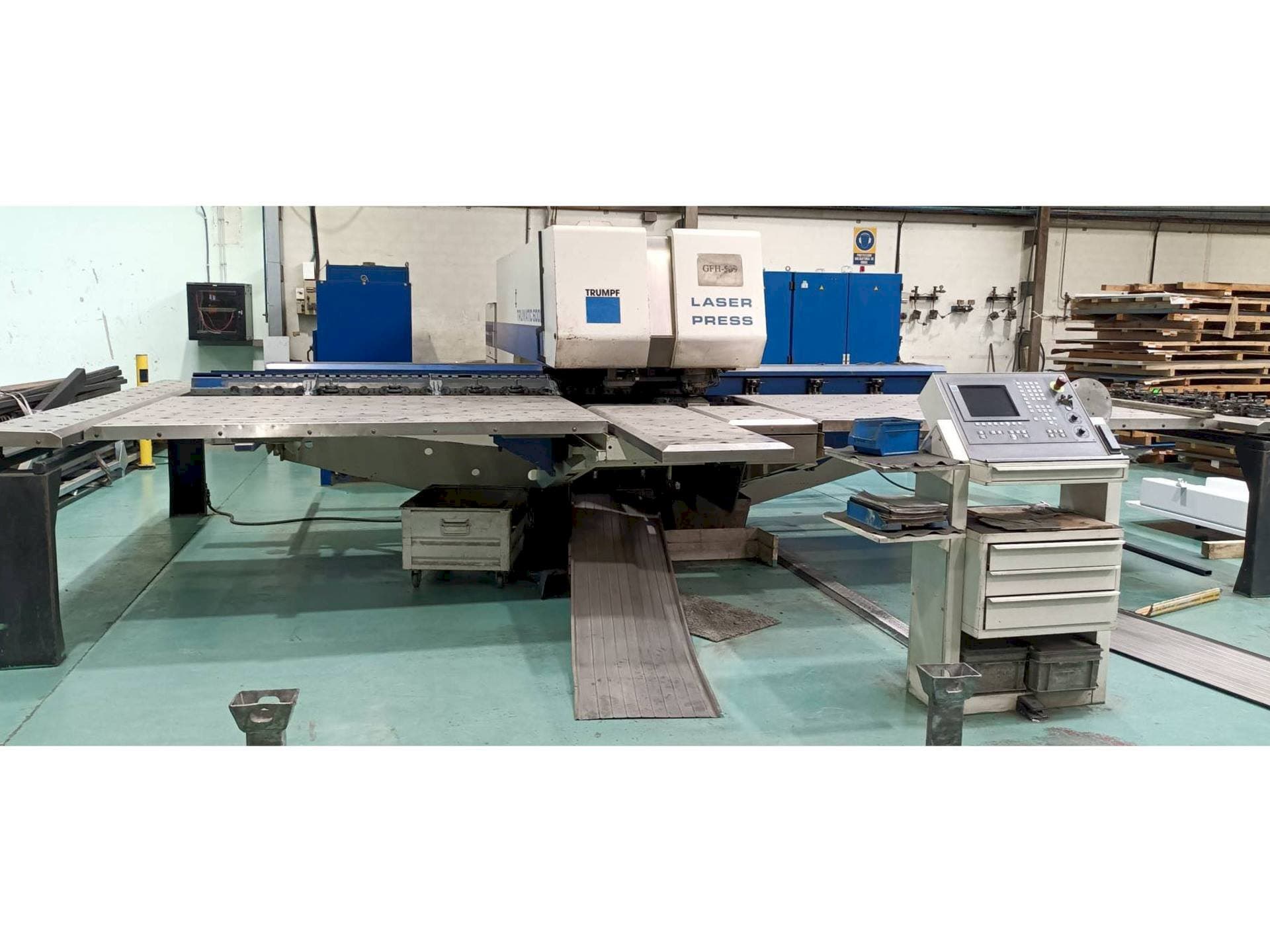 Vista frontal de la máquina Trumpf Trumatic 600L