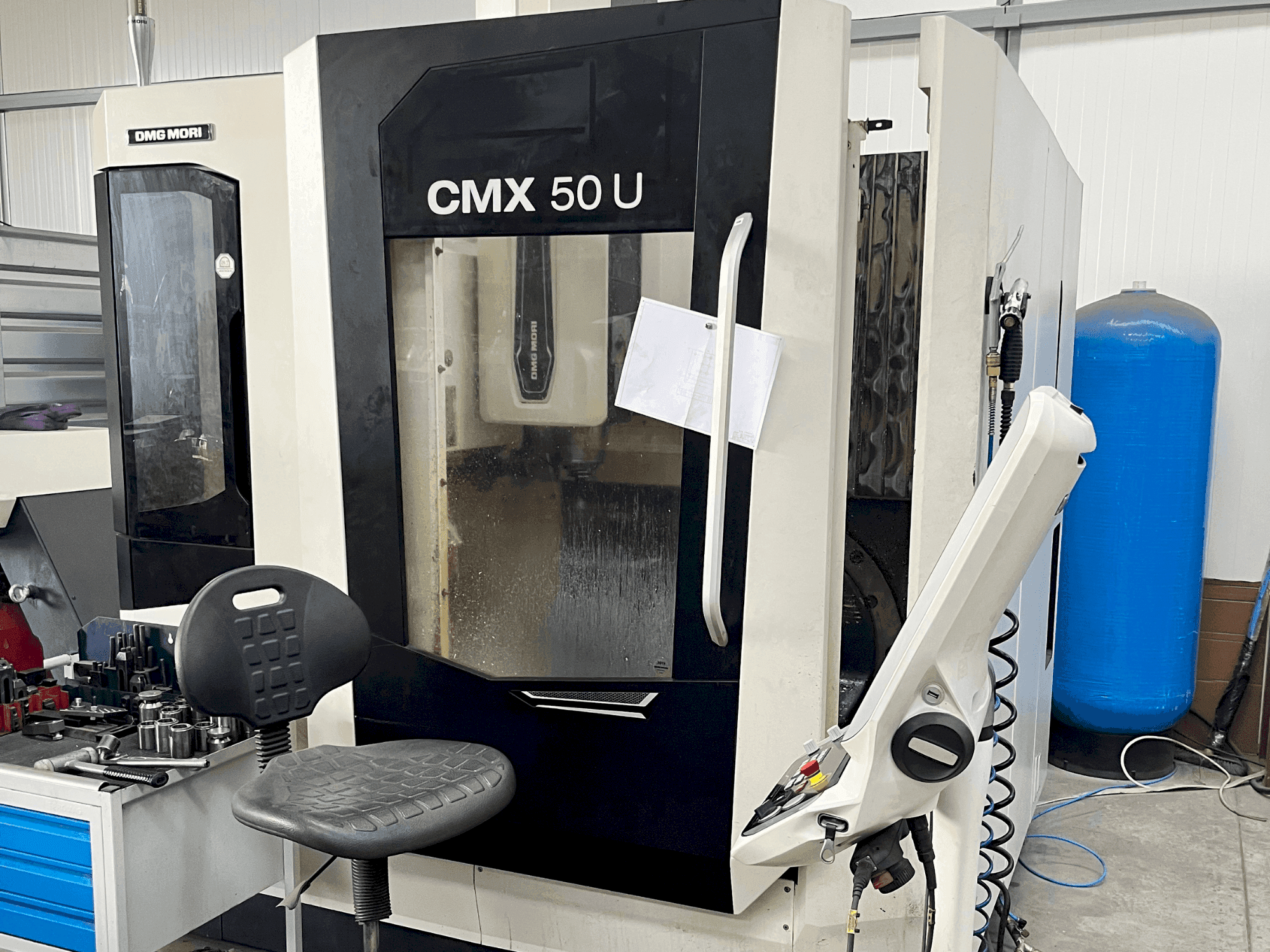 Vista frontal de la máquina DMG MORI CMX 50 U