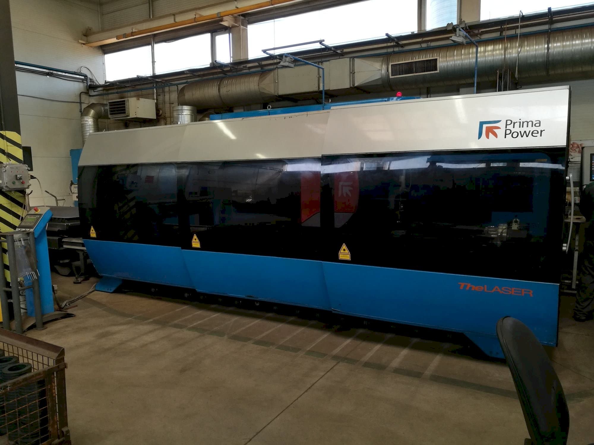 Vista frontal de la máquina Prima Power Zaphiro