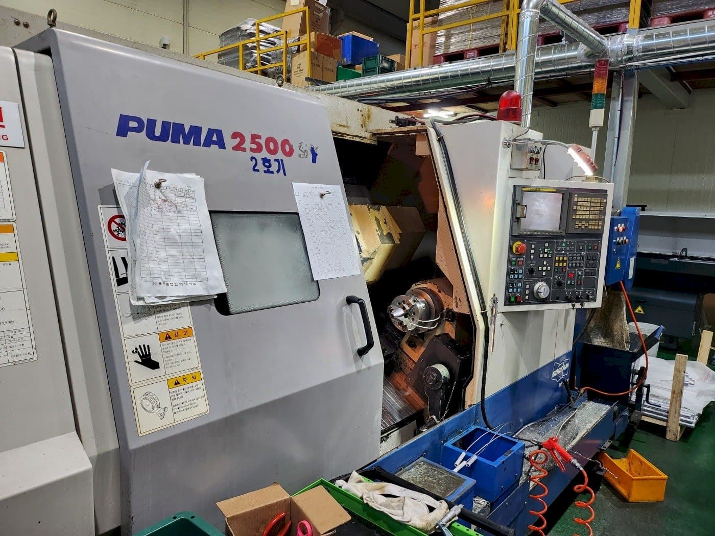 Vista frontal de la máquina DOOSAN PUMA 2500SY