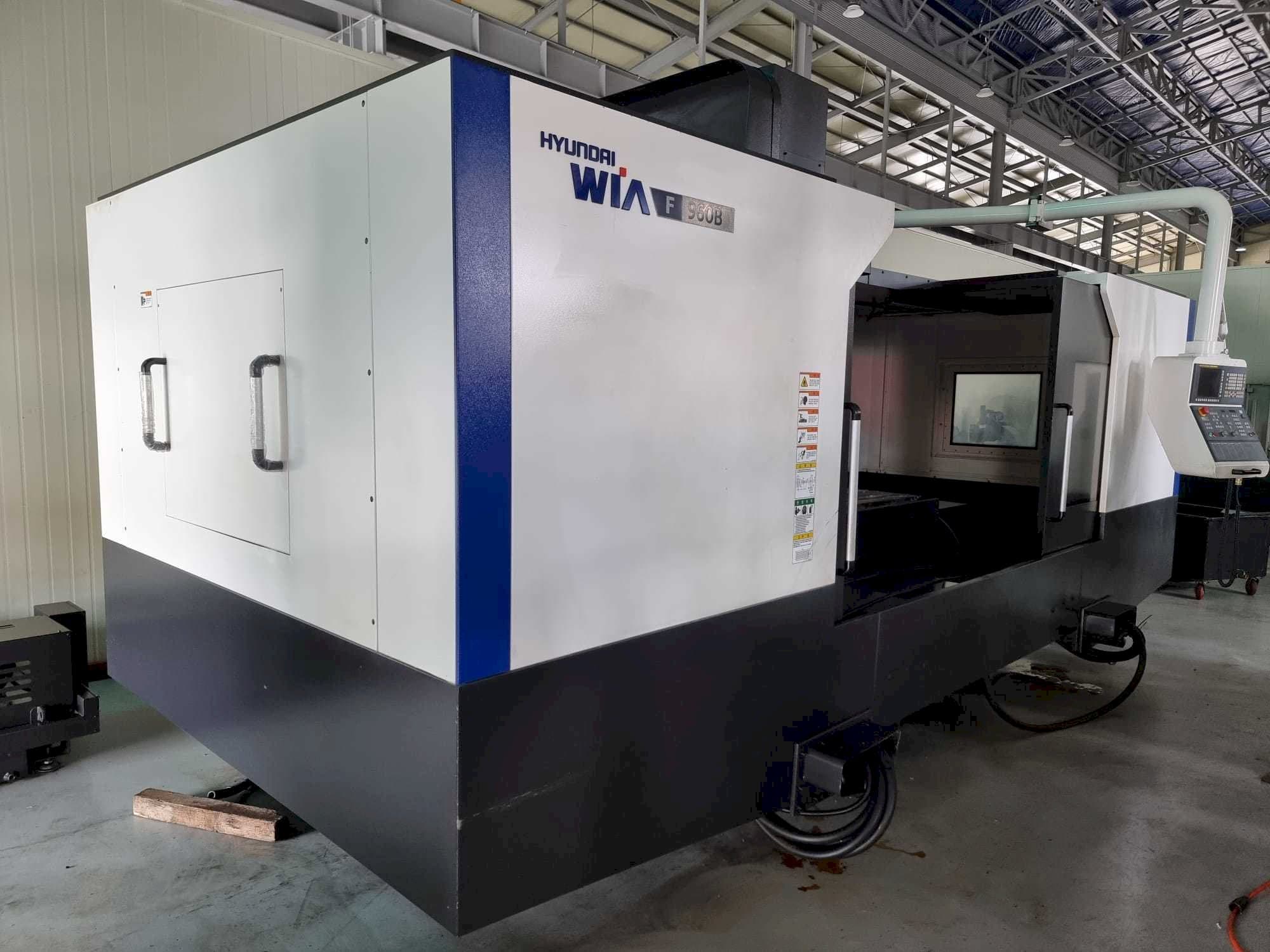 Vista frontal de la máquina Hyundai Wia F960B