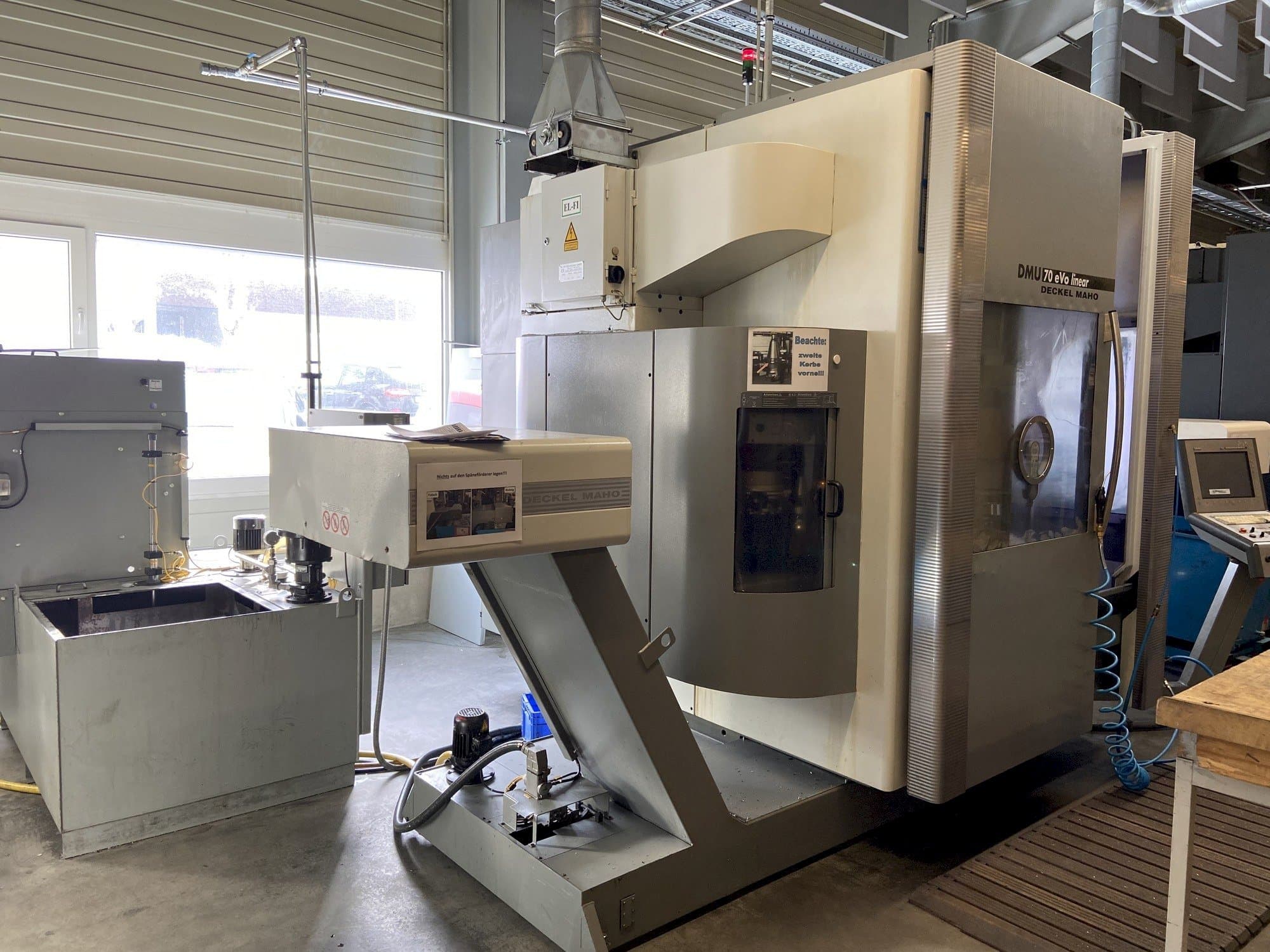 Vista frontal de la máquina DECKEL MAHO DMU 70 eVo linear