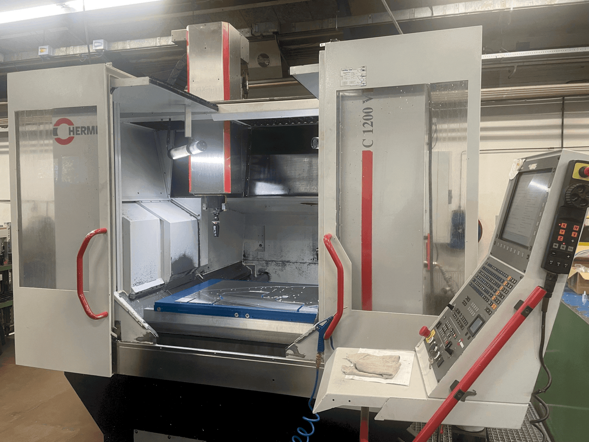 Vista frontal de la máquina HERMLE C 1200 V
