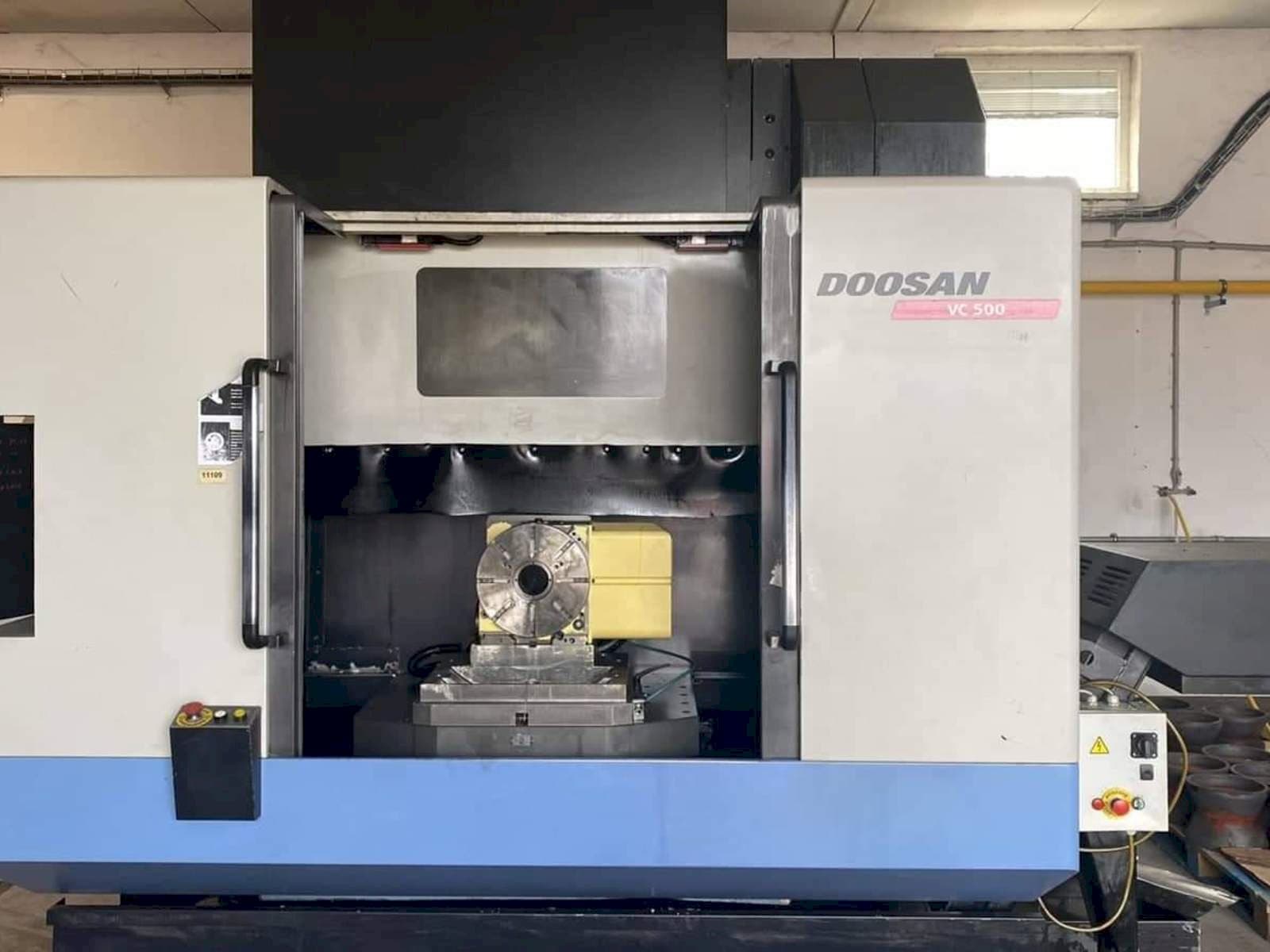Vista frontal de la máquina Doosan VC 500
