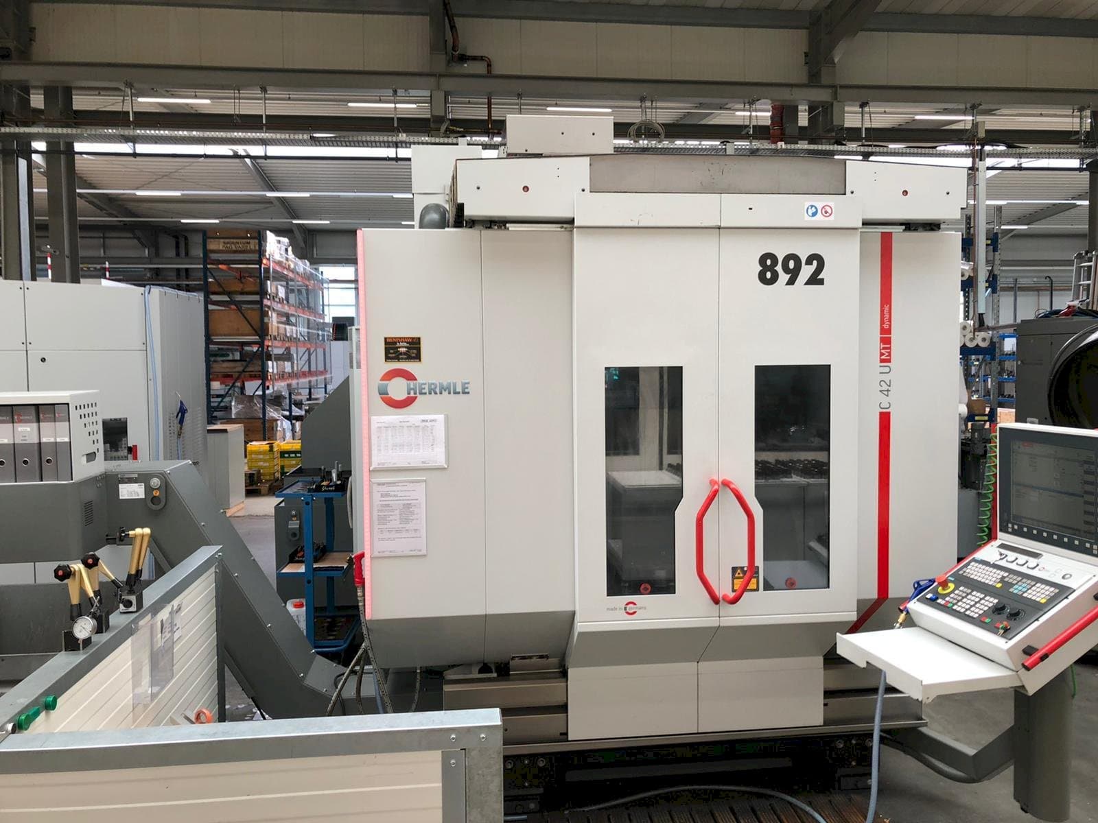 Vista frontal de la máquina HERMLE C42U MT