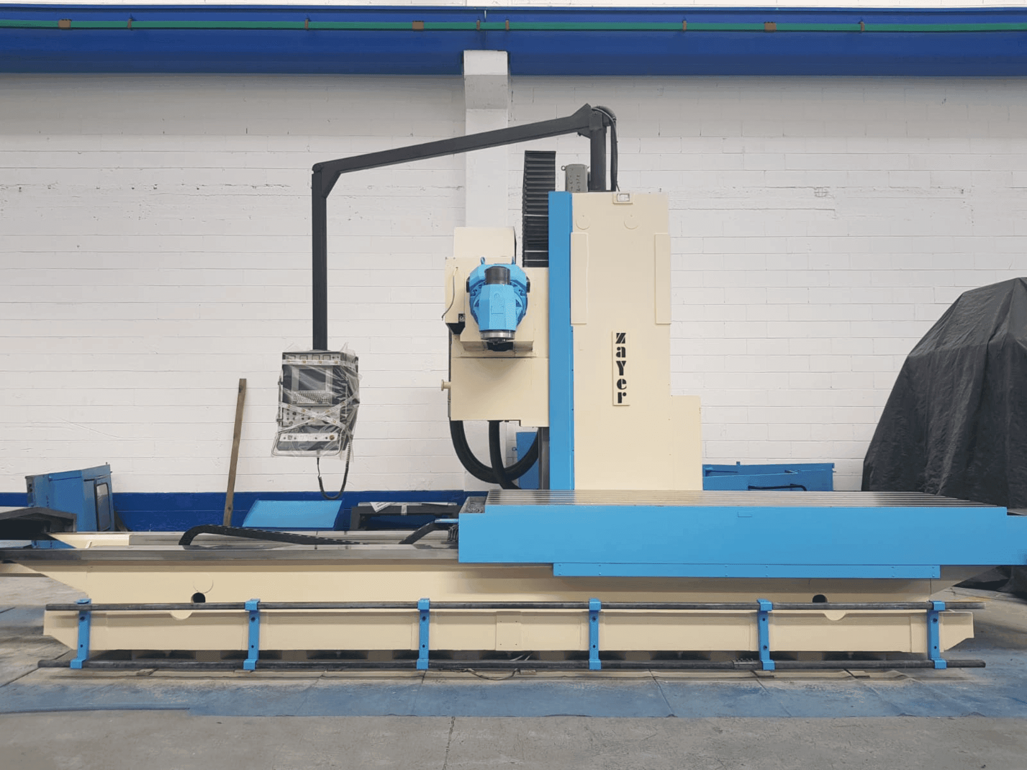 Vista frontal de la máquina Zayer 30KF 3000