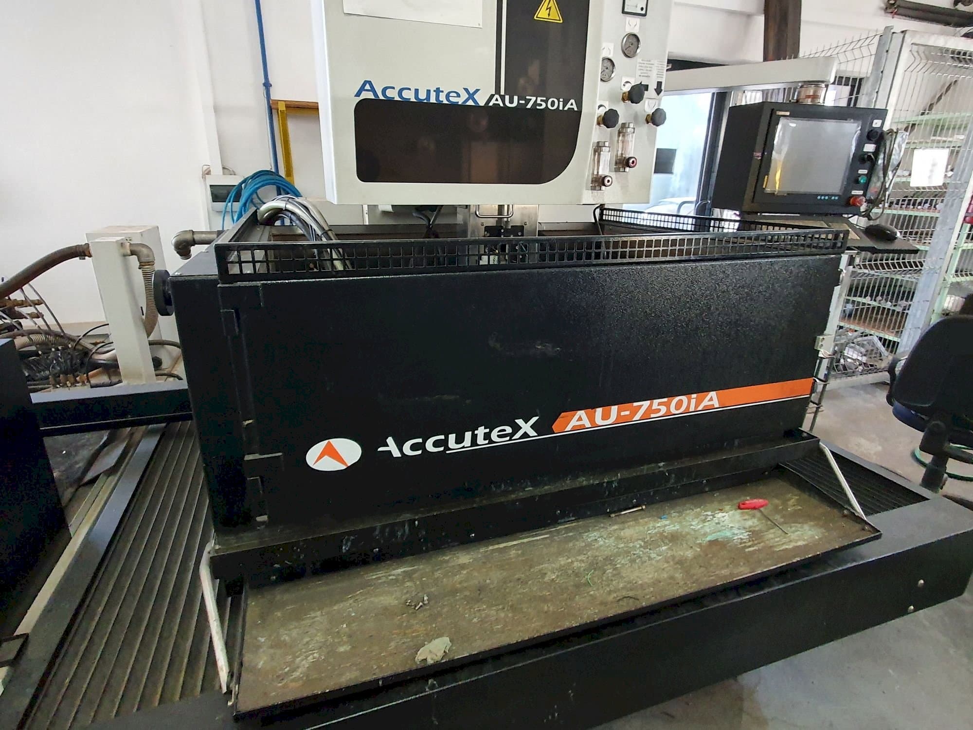Vista frontal de la máquina AccuteX AU-750iA