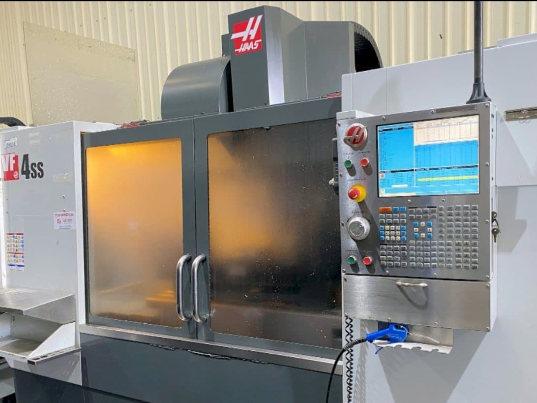 Vista frontal de la máquina HAAS VF-4SS